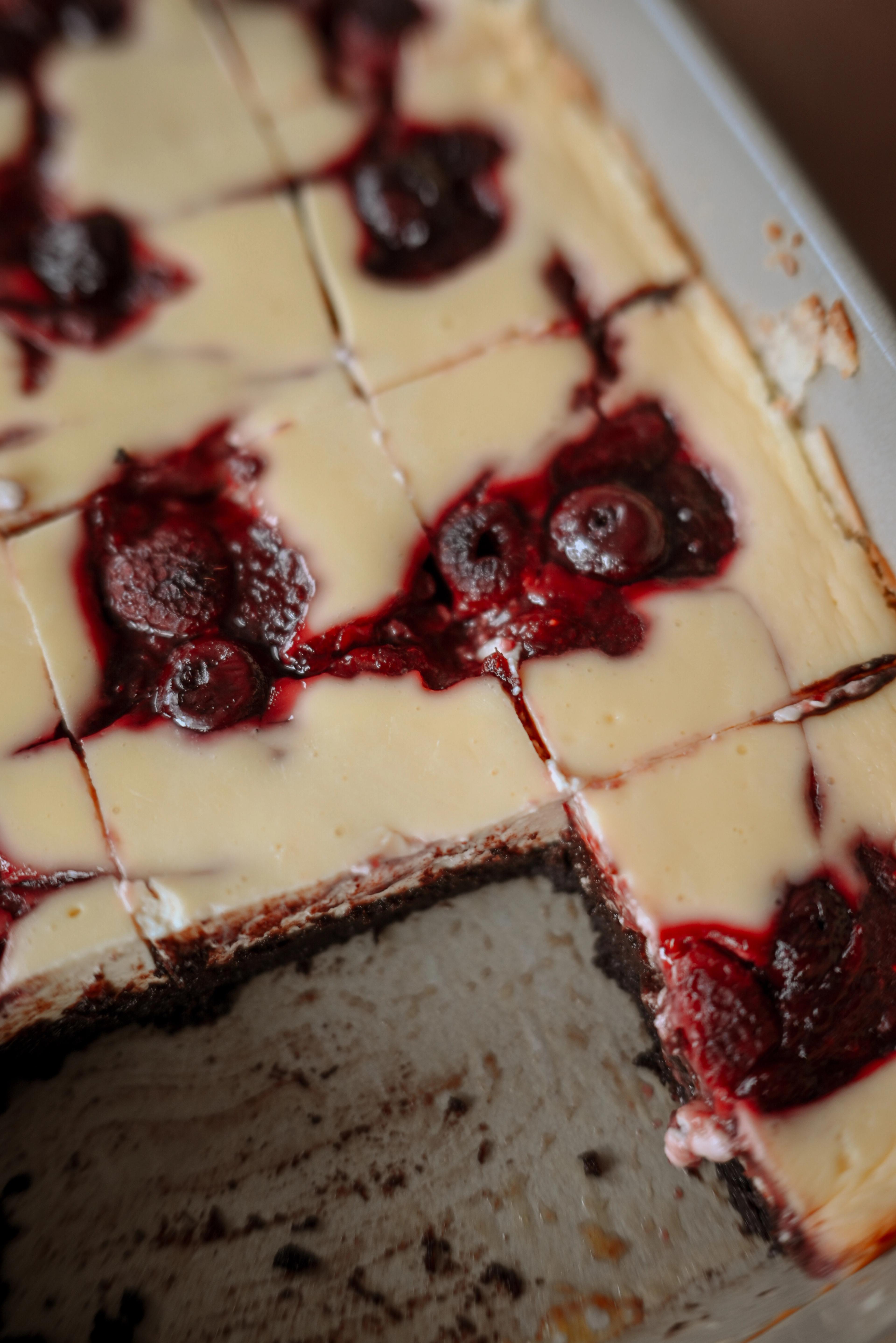 Bogyós gyümölcsös sajttortás brownie