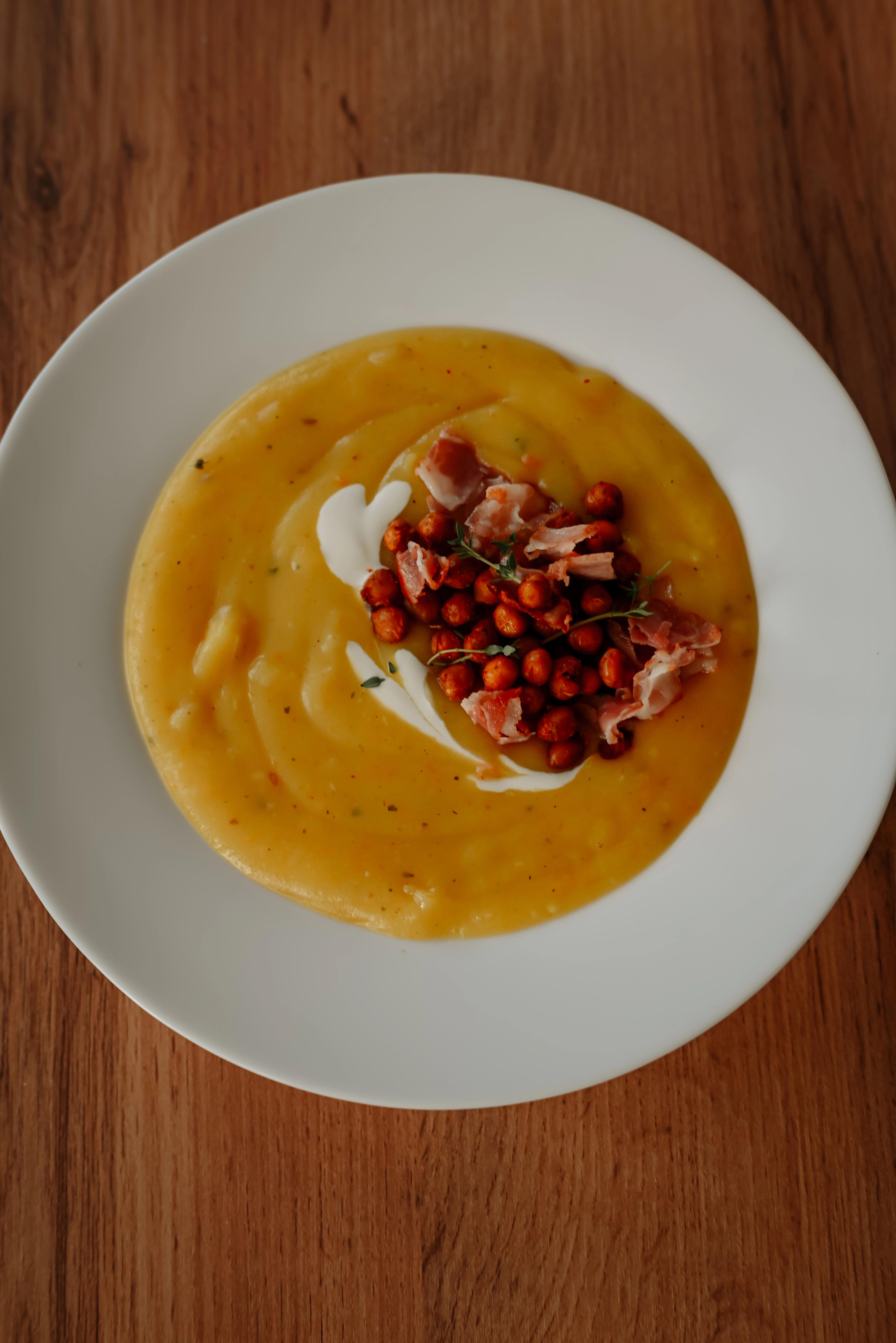 Kakukkfűves krumplikrémleves baconnel és sült csicseriborsóval