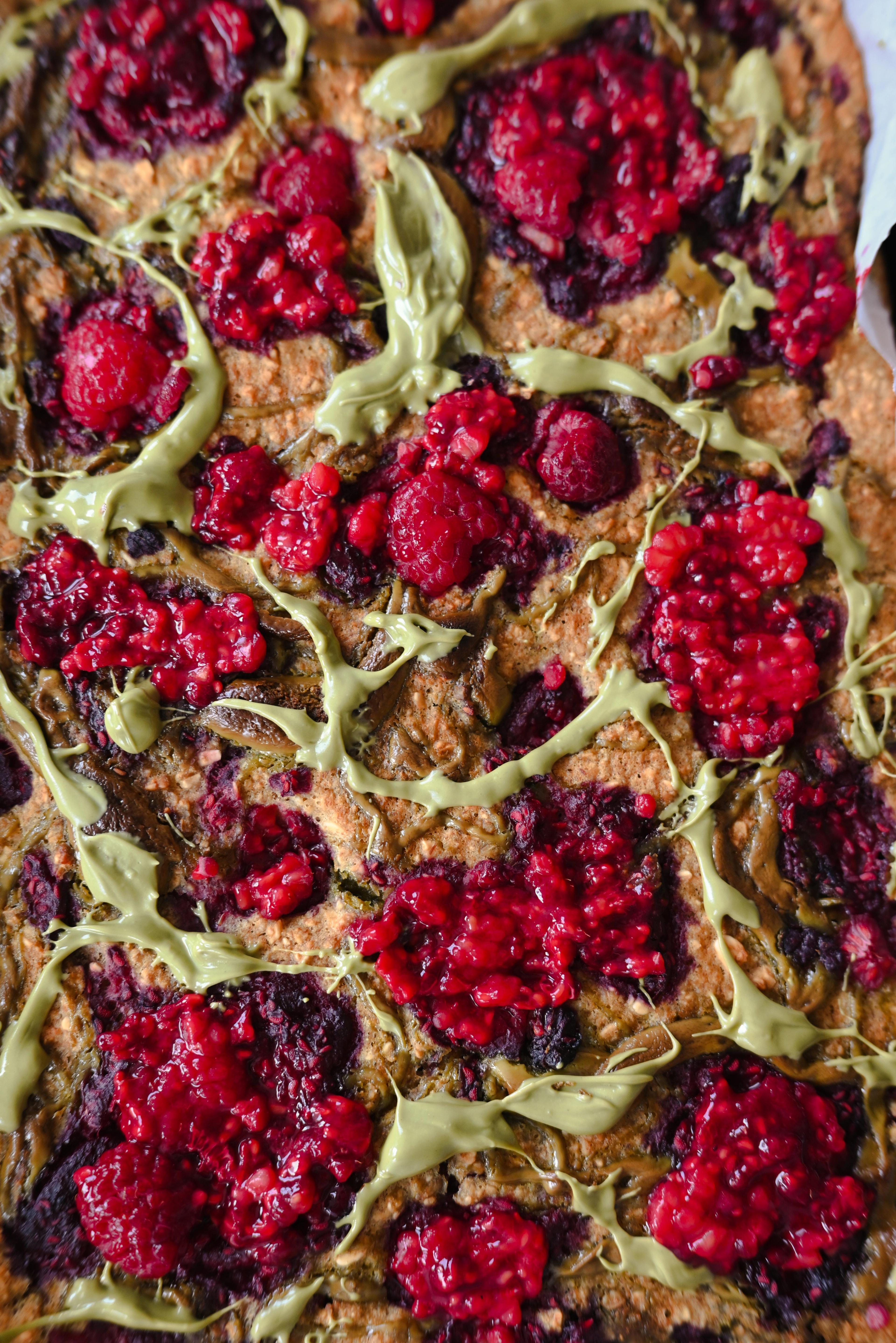 Pisztáciavajas–málnás szelet