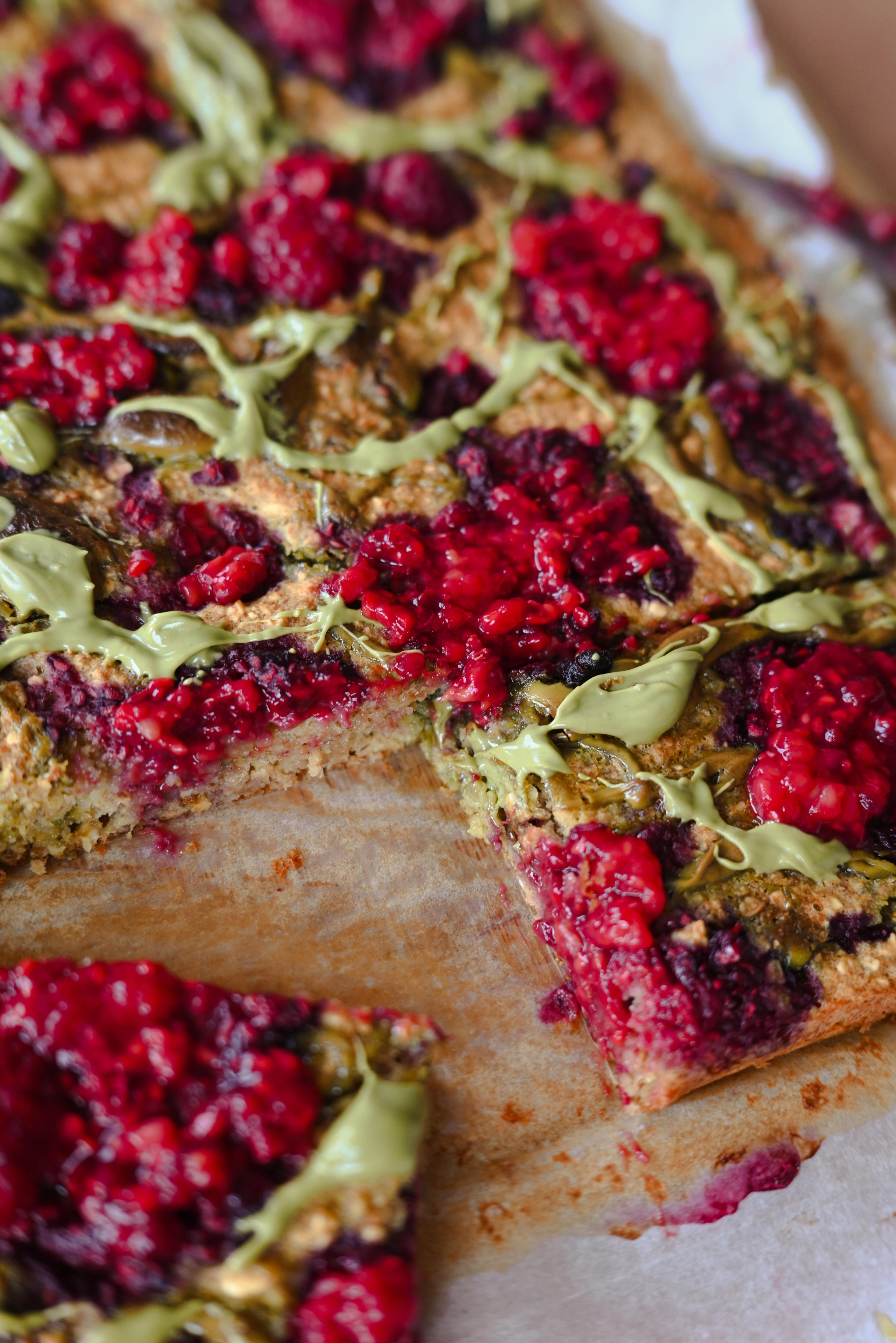 Pisztáciavajas–málnás szelet