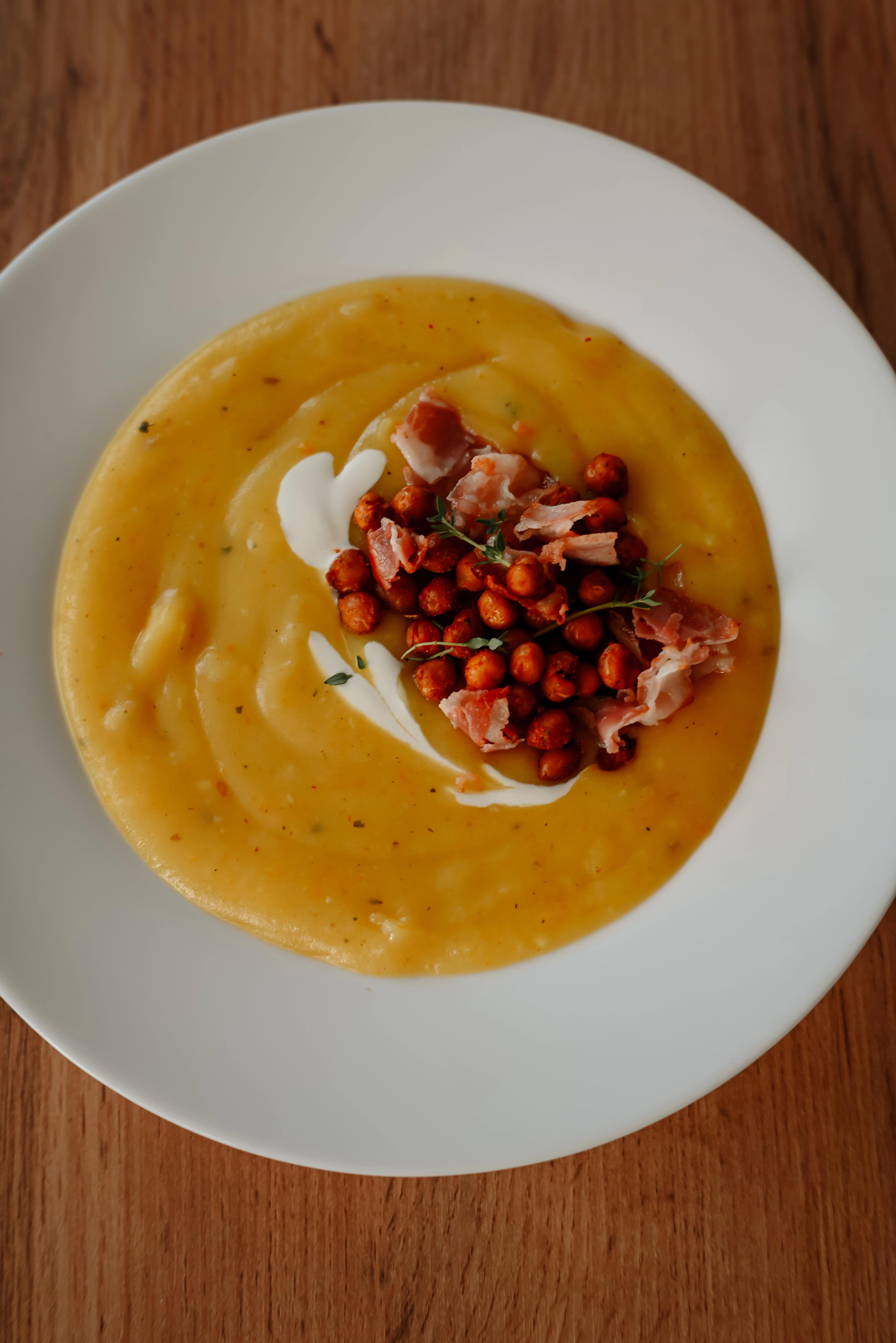 Kakukkfűves krumplikrémleves baconnel és sült csicseriborsóval