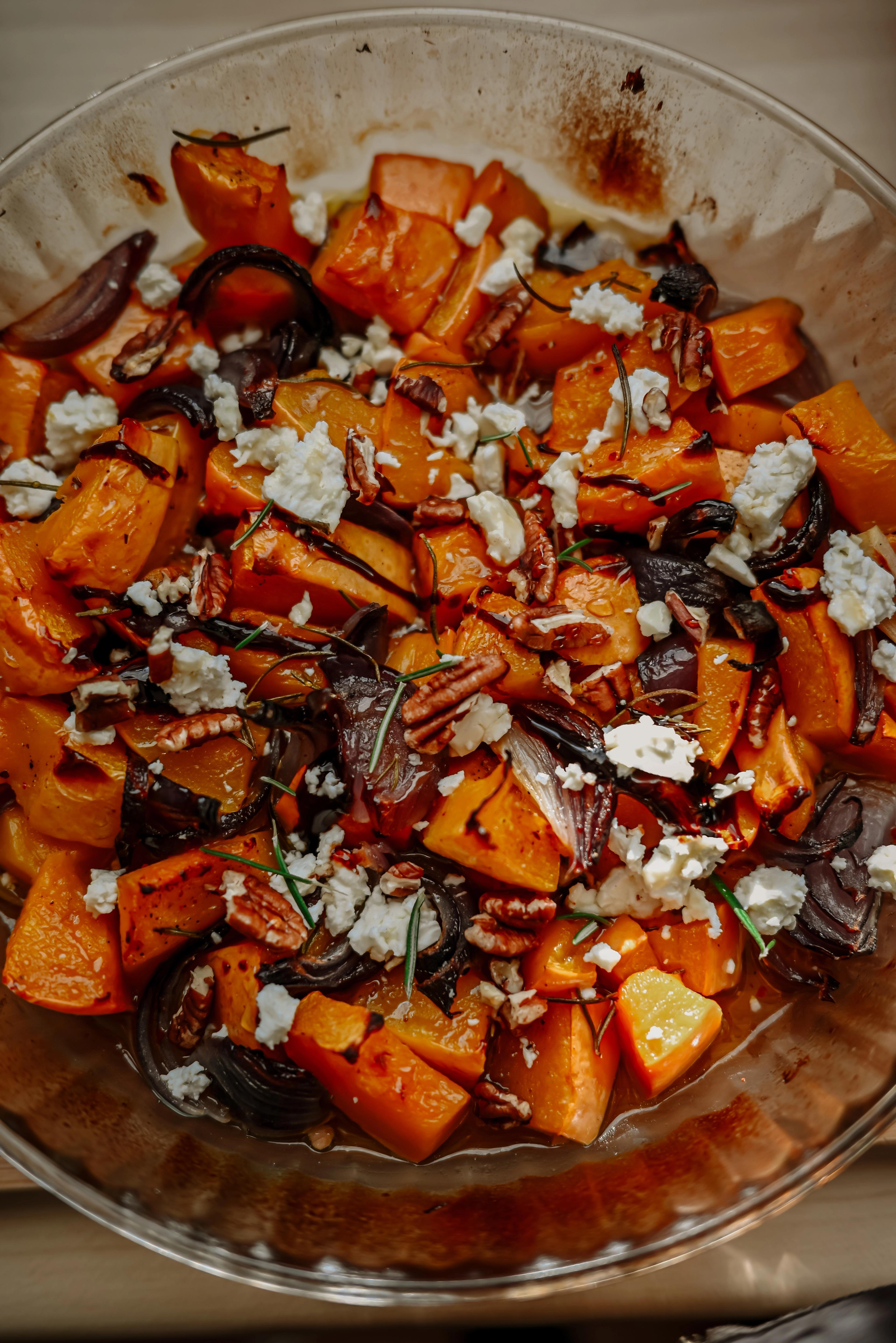 Sült sütőtök mézzel, balzsamecettel, fetával és dióval