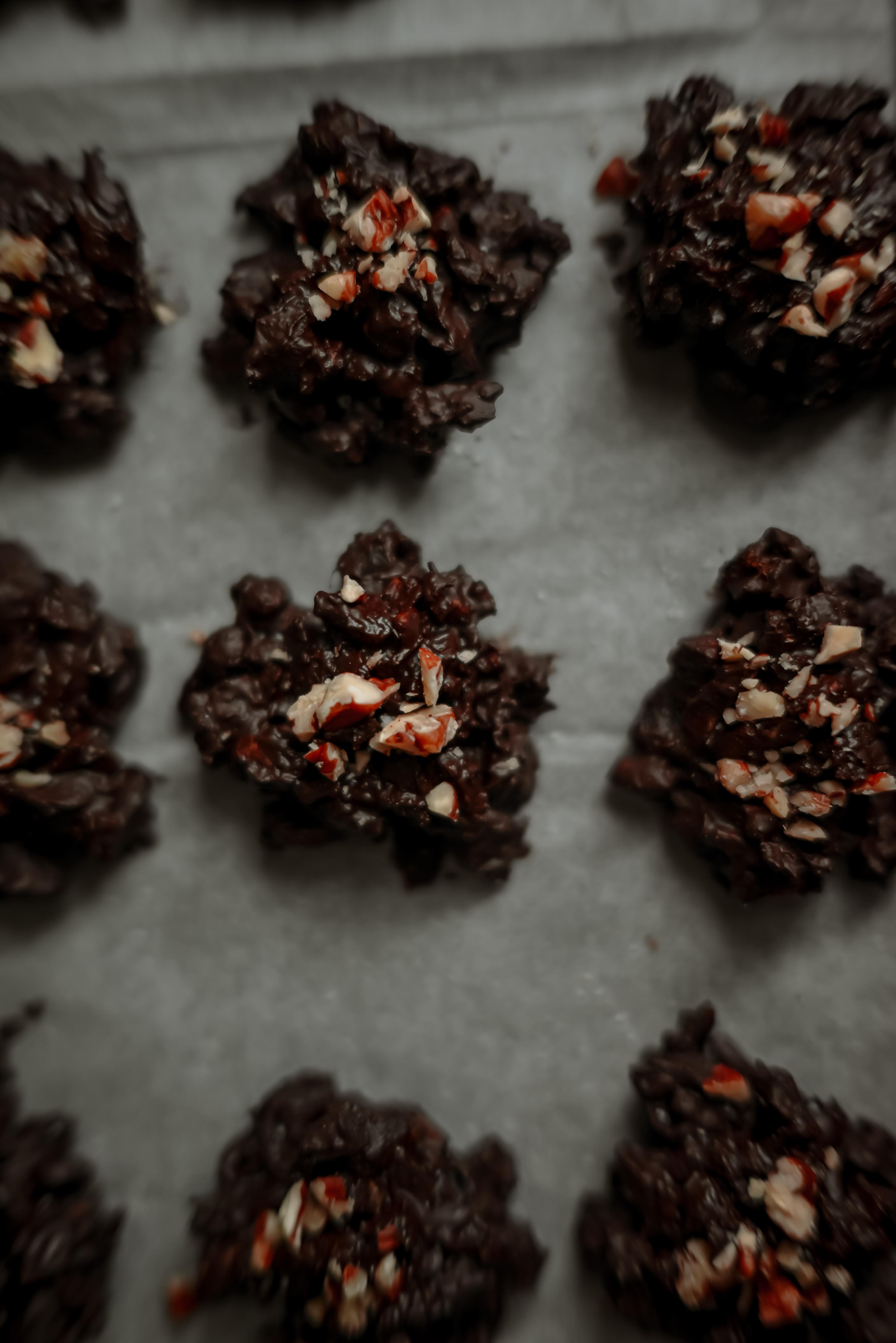 Datolyás–pekándiós csokifalatok