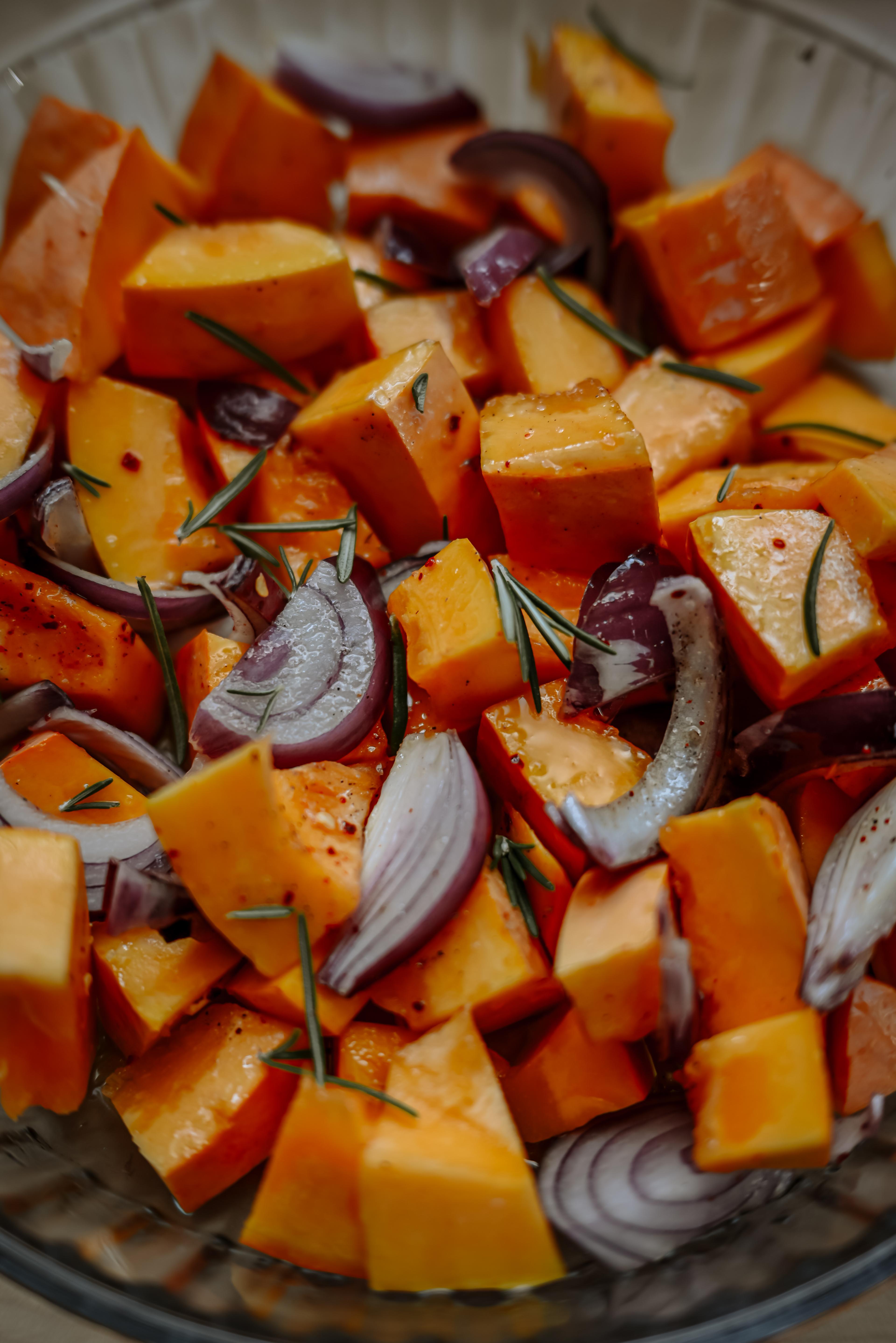 Sült sütőtök mézzel, balzsamecettel, fetával és dióval