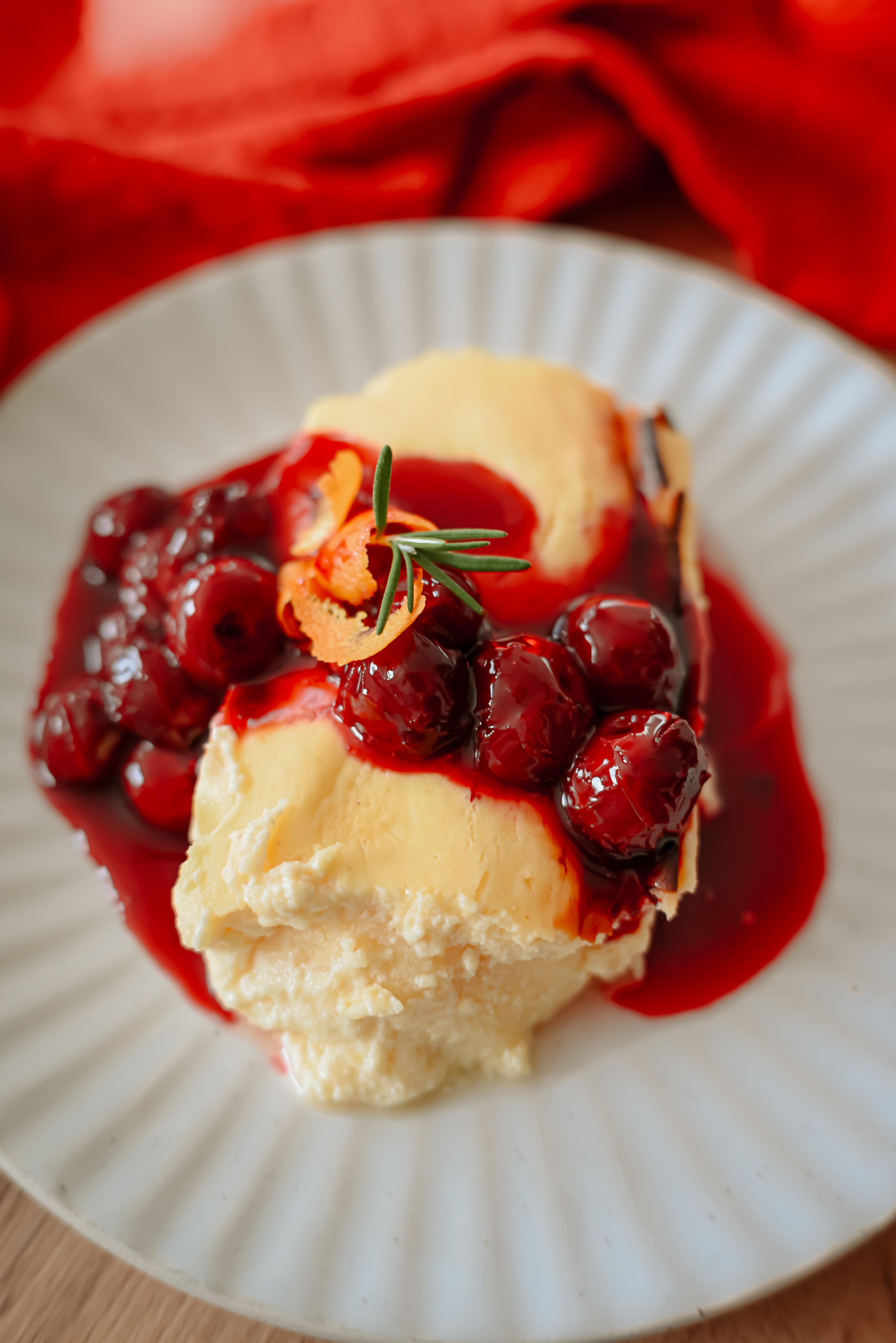 Sütőben sült túrógombóc narancsos-fűszeres meggyraguval