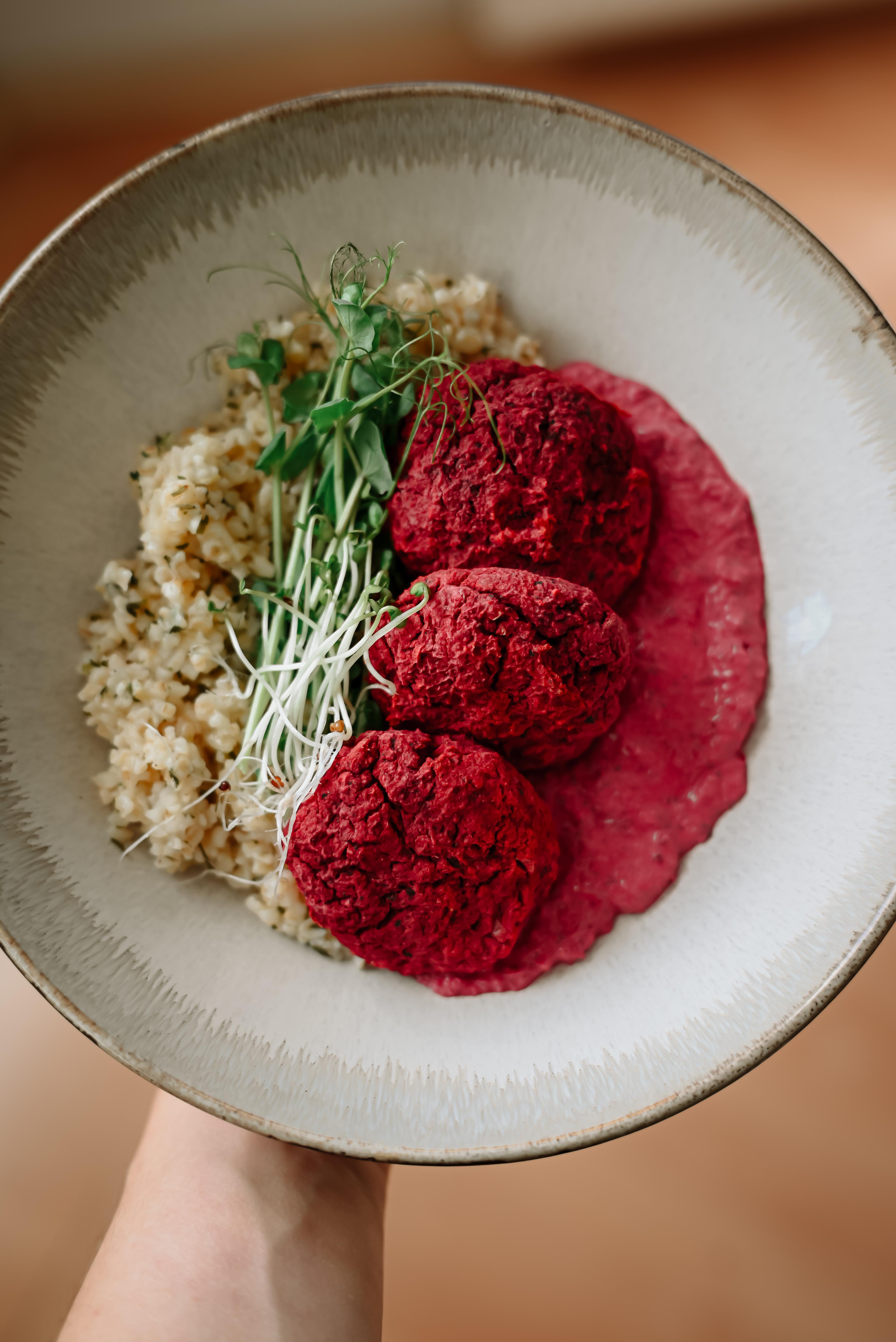 Céklás falafel – céklás joghurtos öntettel