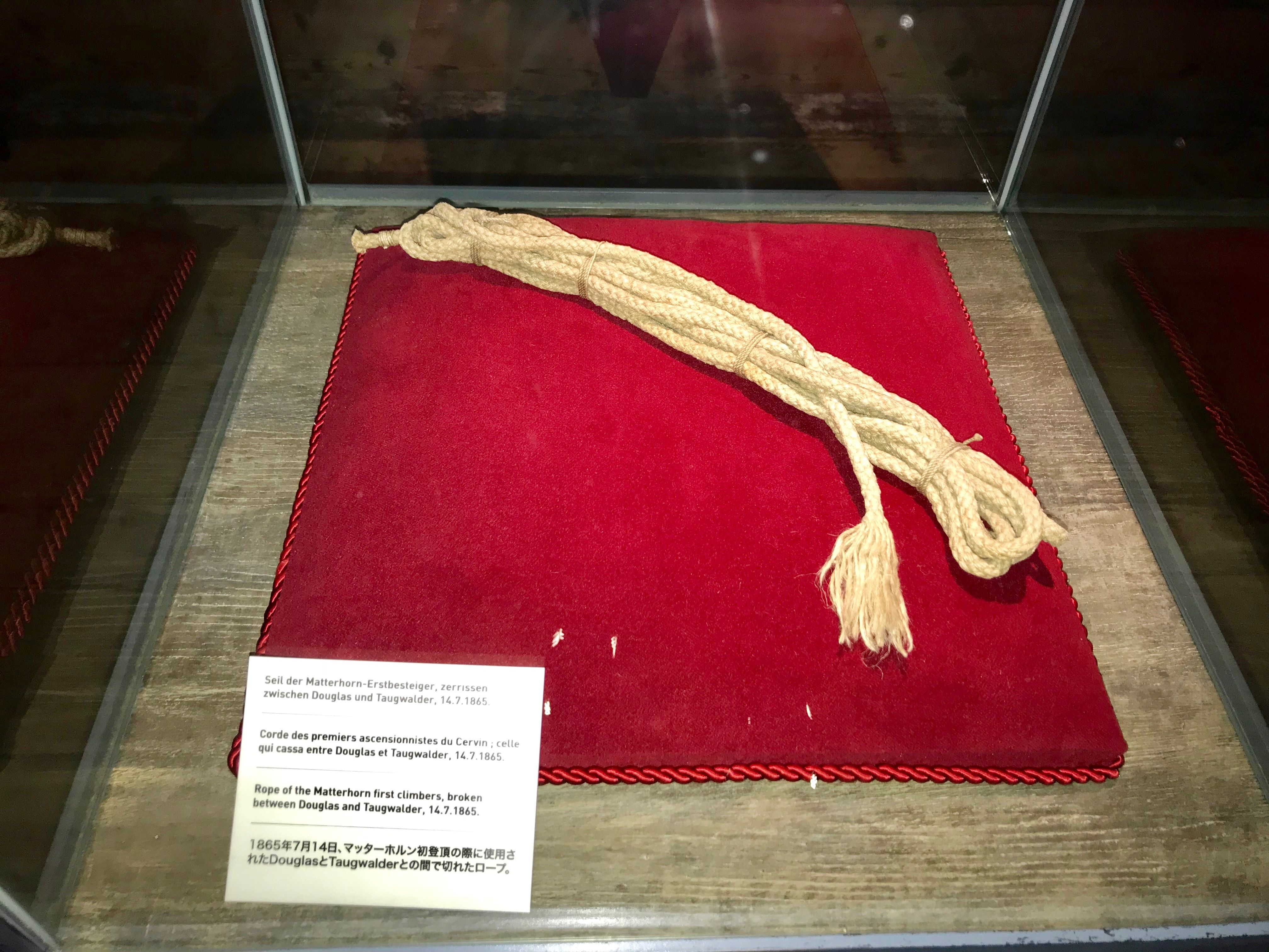 The surviving broken rope displayed in a glass case in the Matterhorn Museum