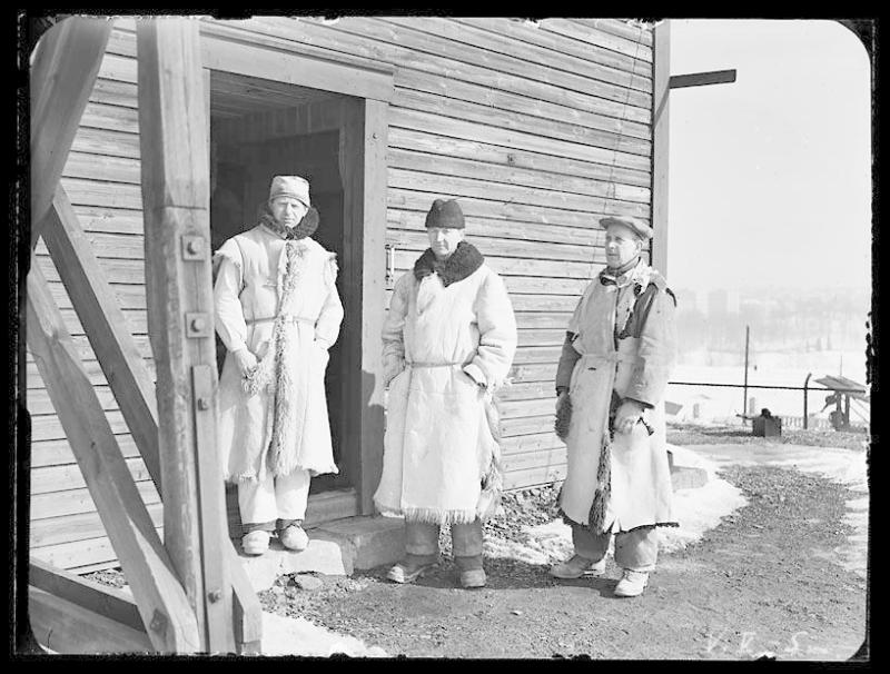 Karl Kjær, Nils Jönsson and Ivar Broe standing outside the timber Monolith house.