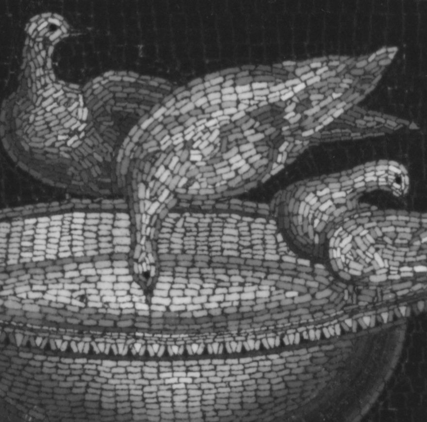 Close view of the glass pieces forming the drinking dove and the rim of its bowl