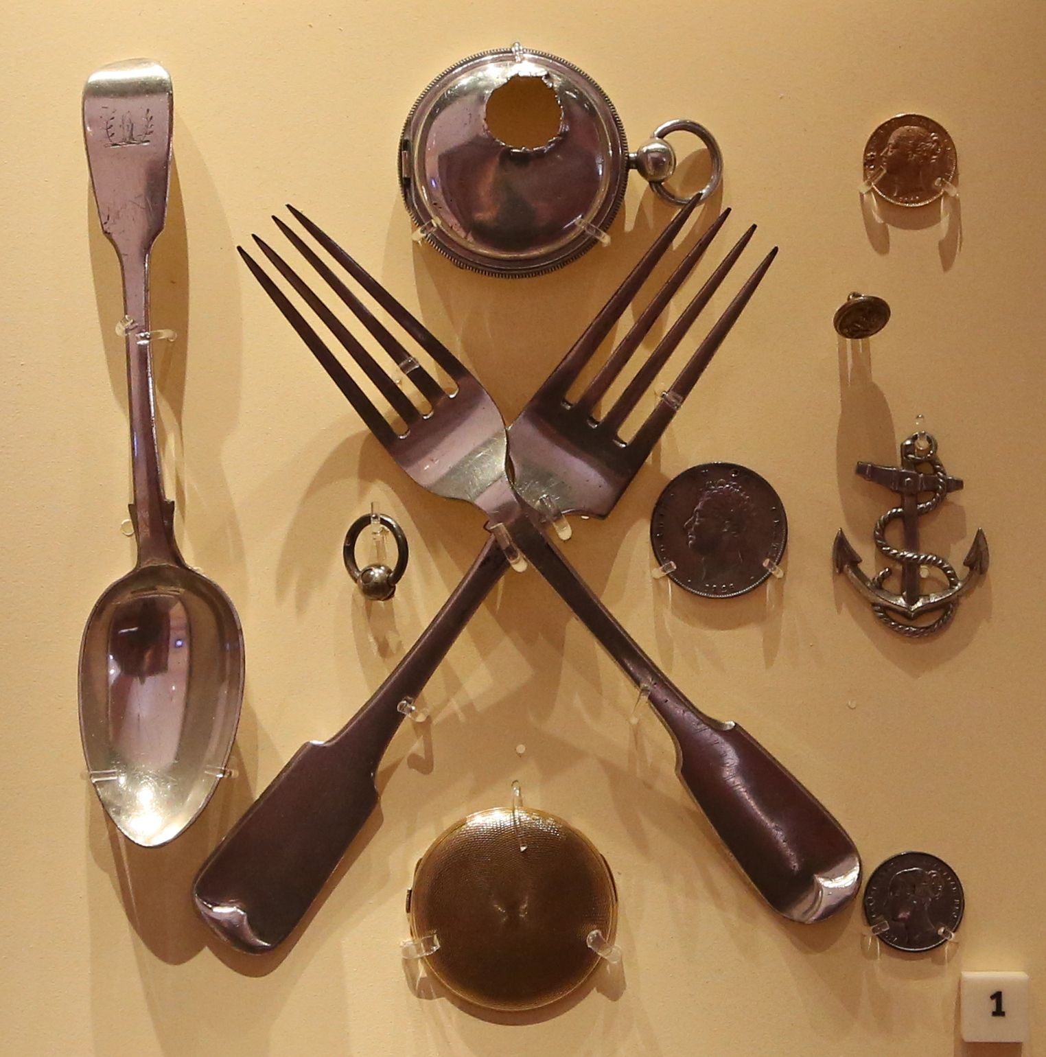 Crossed forks and small objects recovered through Inuit communities