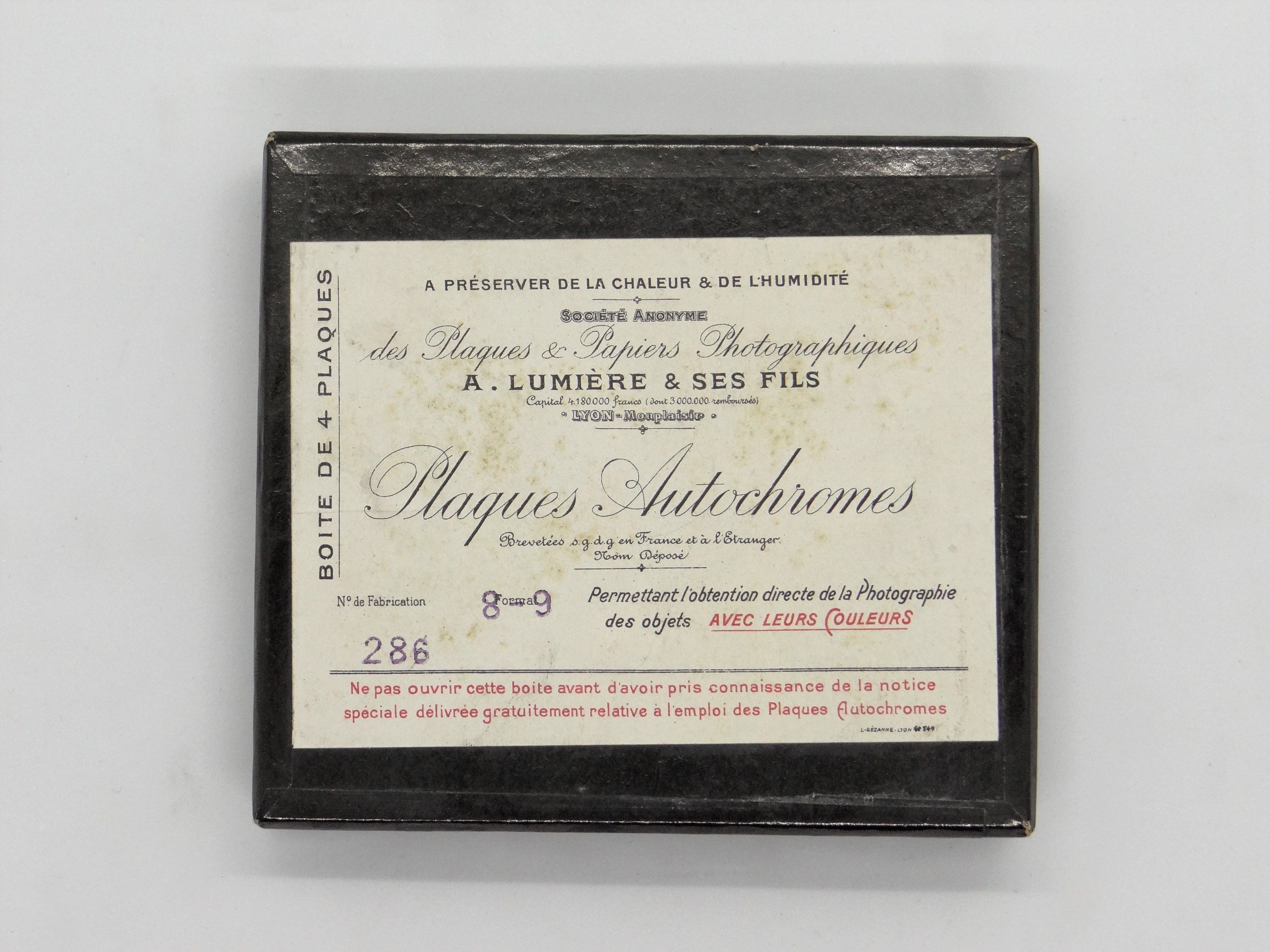 A dark box labelled Plaques Autochromes, with French instructions, the Lumière company name and an indication of four plates.