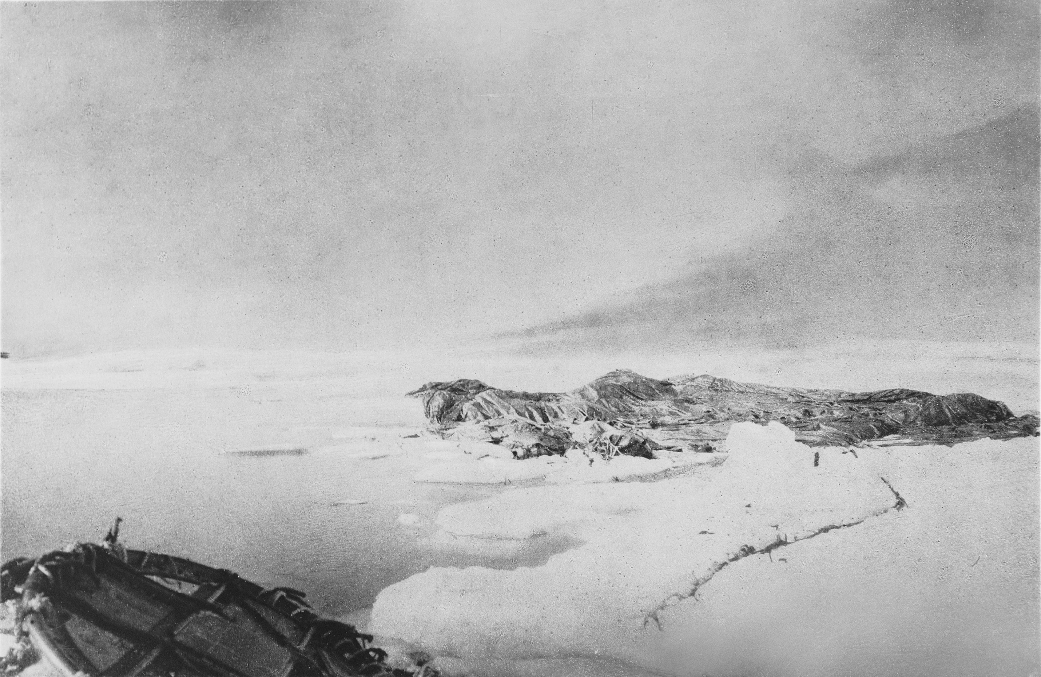 The deflated balloon Örnen spread across the pack ice, with equipment in the foreground