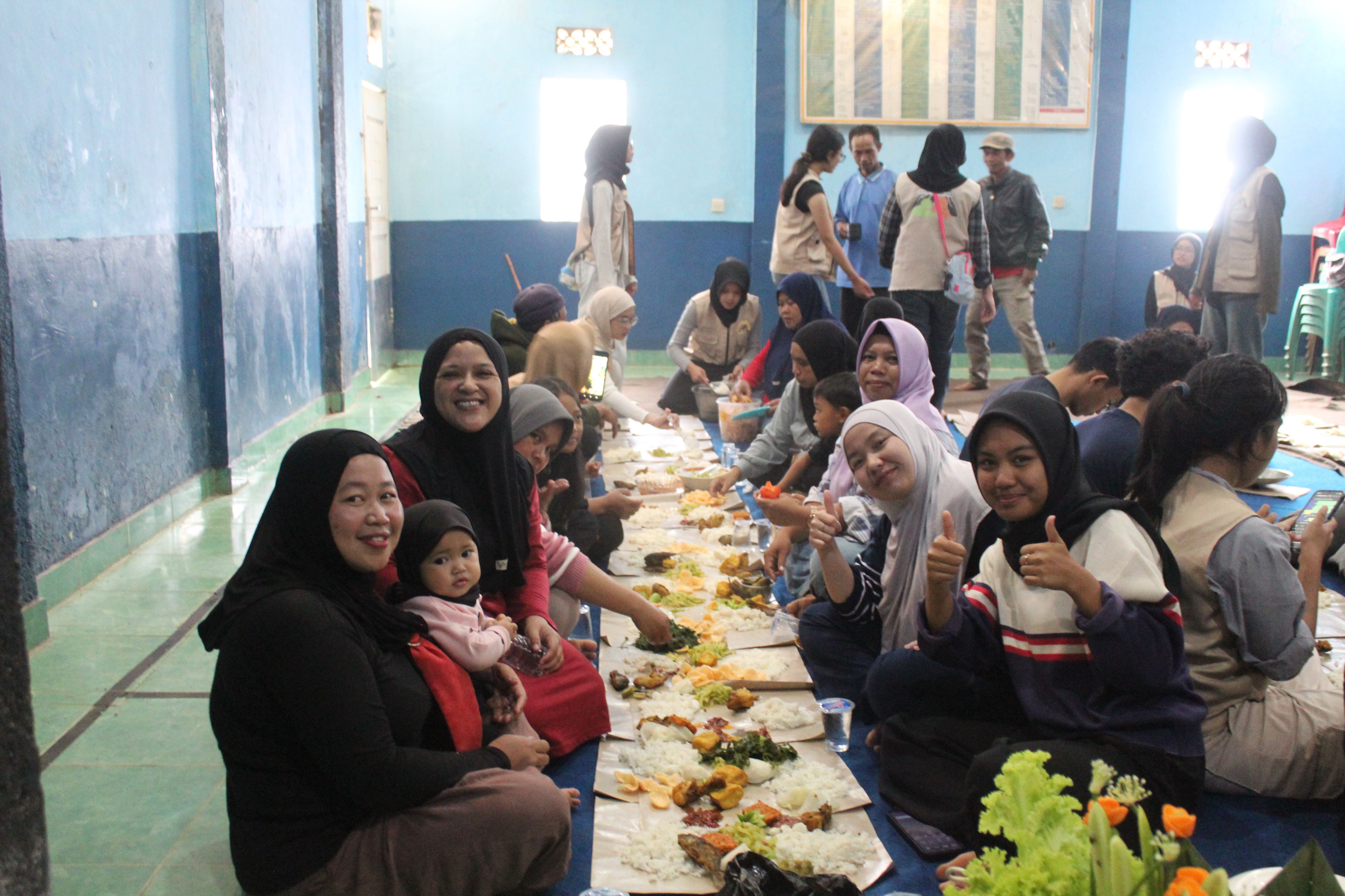Dokumentasi Social Camping: peserta dan warga makan bersama.