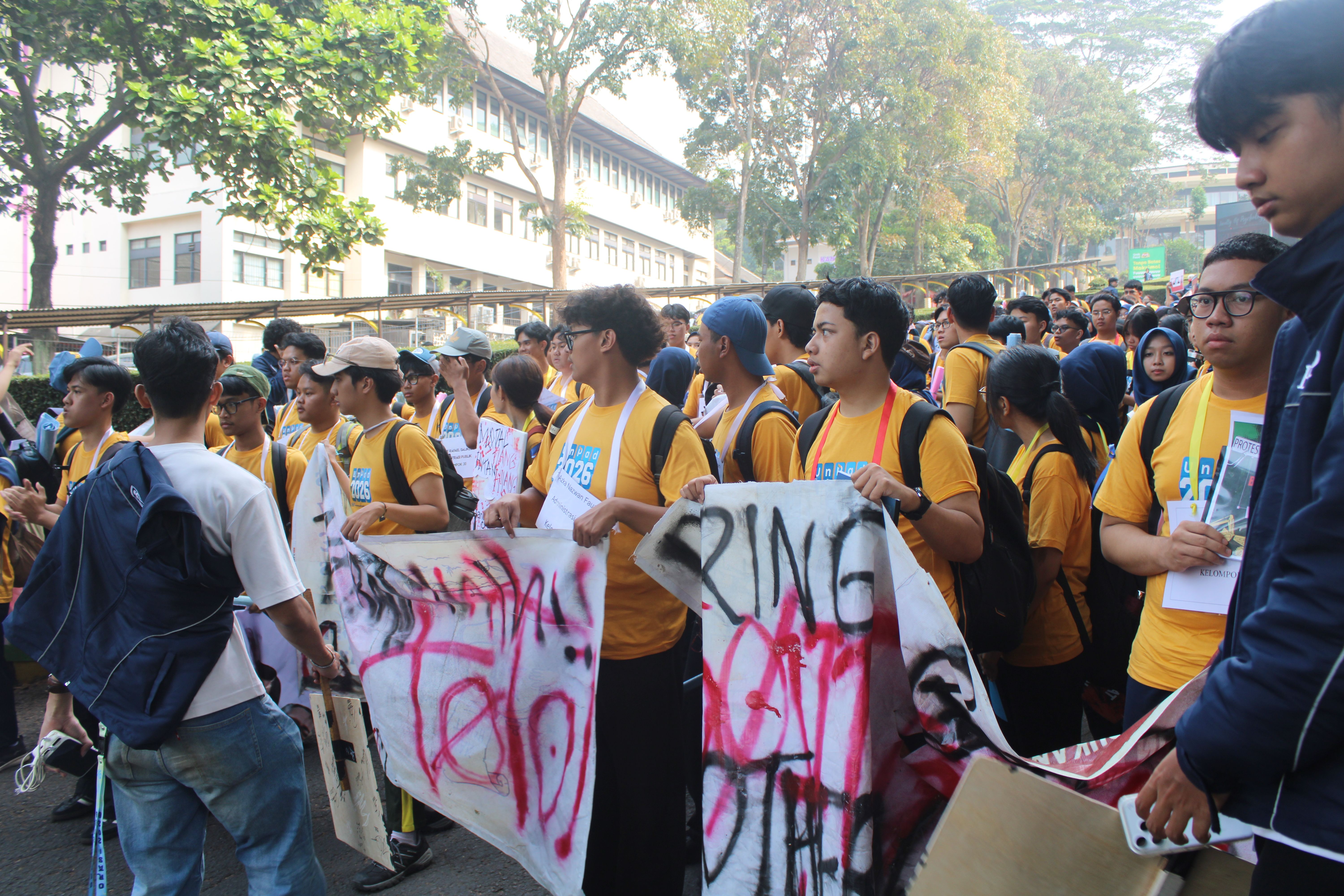 Dokumentasi kegiatan ORASI: peserta berkumpul di lingkungan kampus.