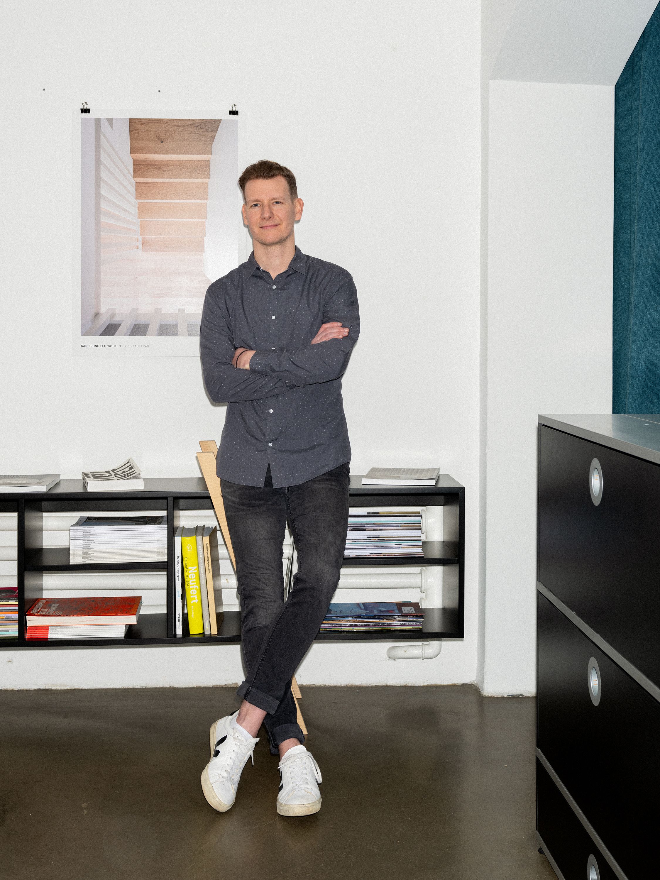 Dominik Geier stehend vor dem Sideboard