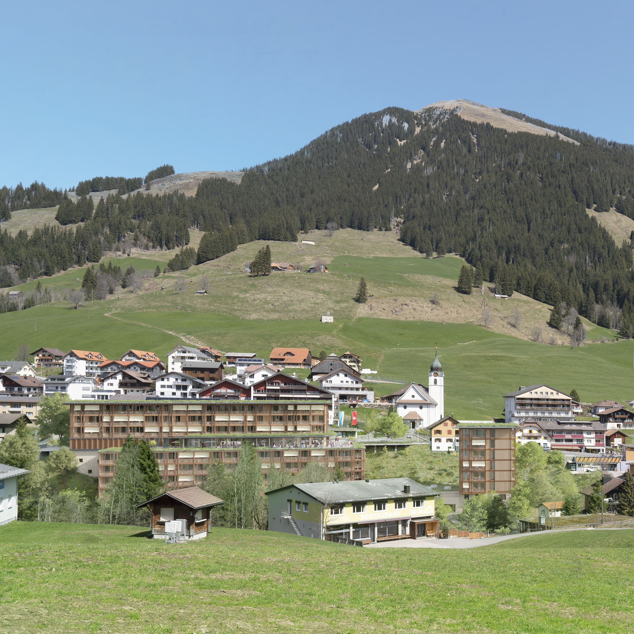 Mountain Lodge Sörenberg Sicht von Skigebiet auf Kirche und Neubau
