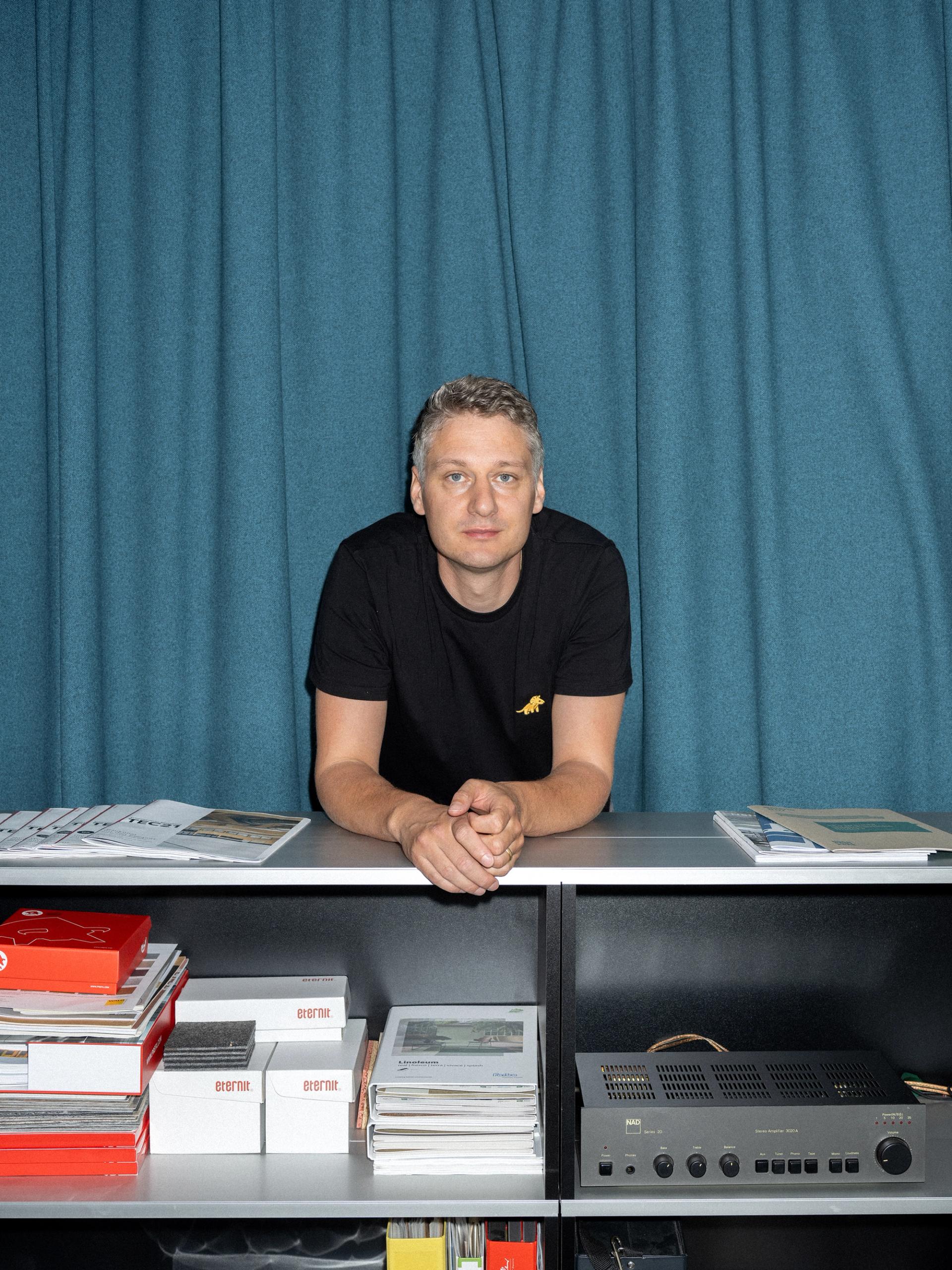 Mathias Beyeler am Tresen stehend