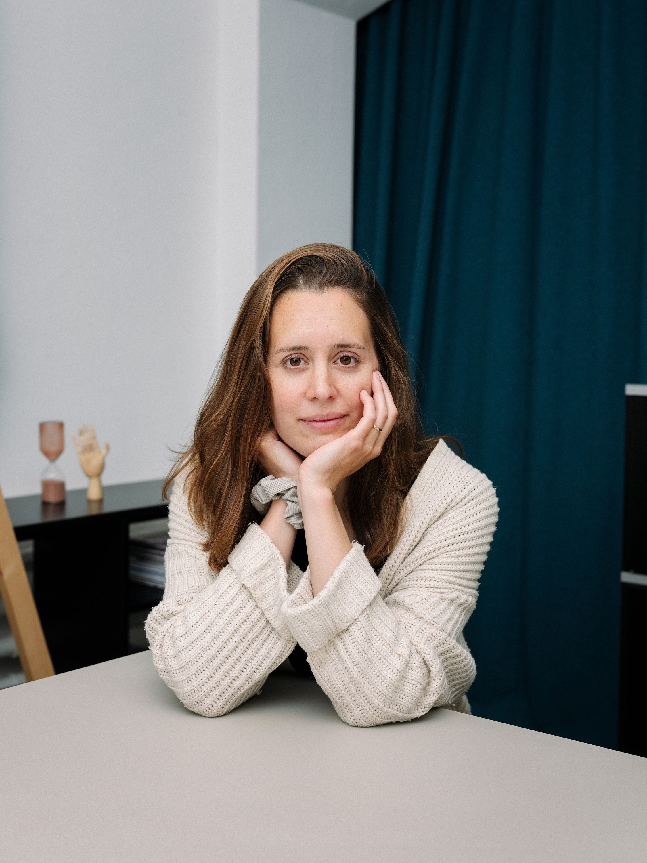 Karin Stucker sitzend am Besprechungtisch