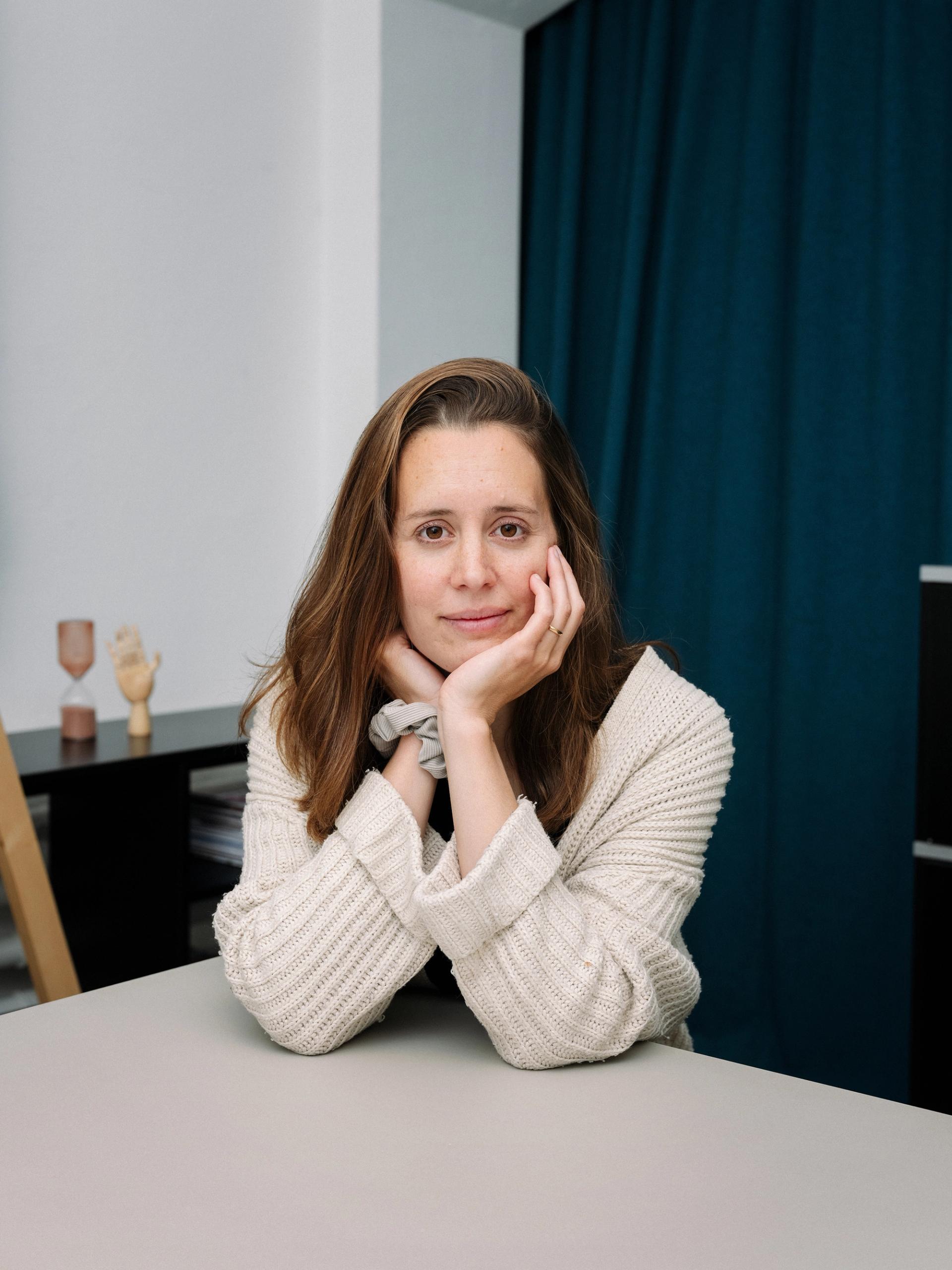 Karin Stucker sitzend am Besprechungtisch