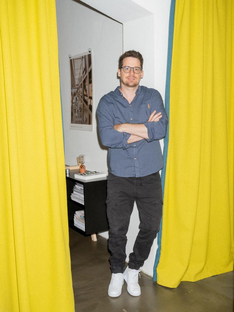 Mario Zurbriggen lässig stehend beim farbigen Vorhang