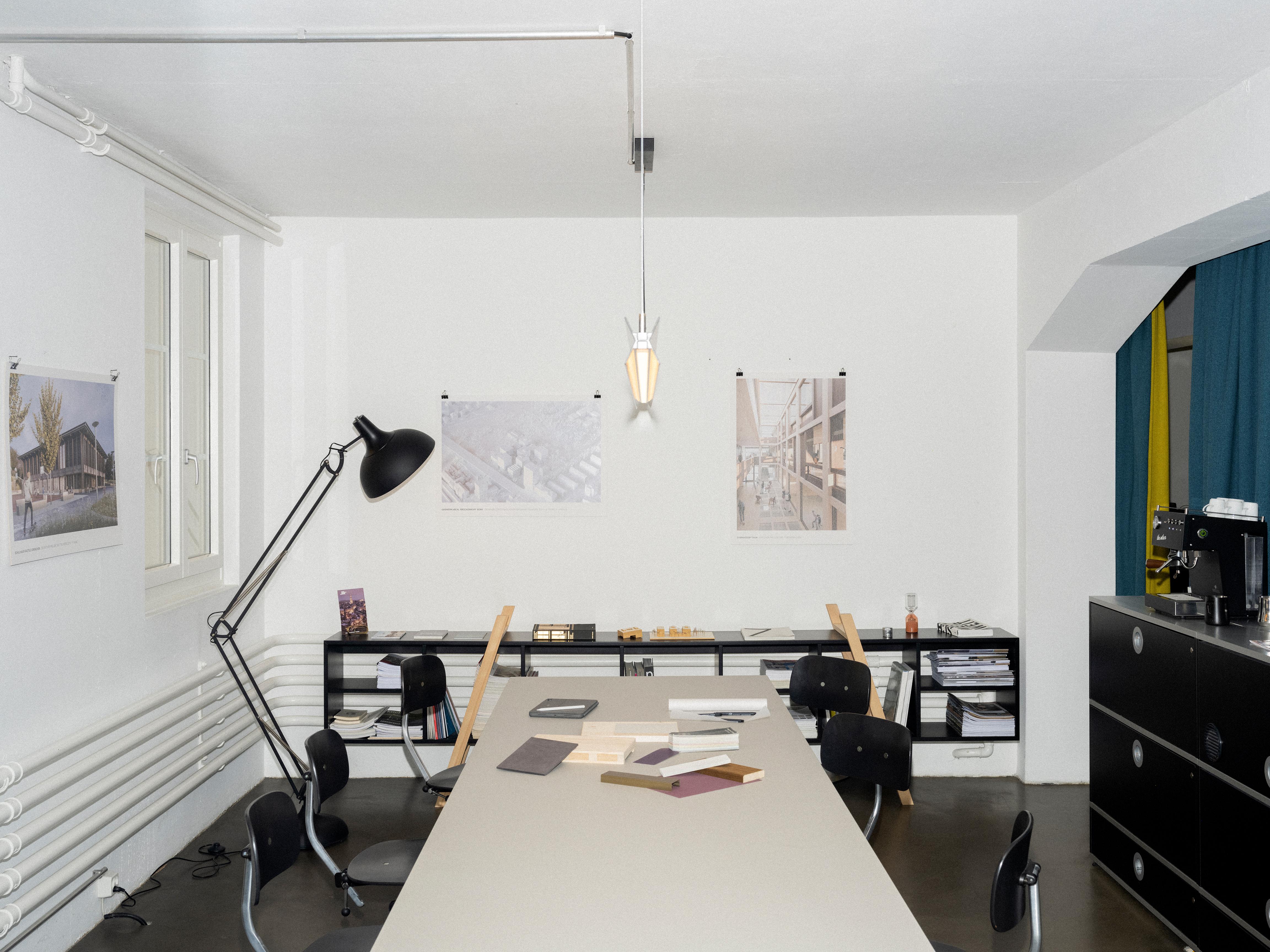 Besprechungstisch und Sideboard mit Kaffeemaschine