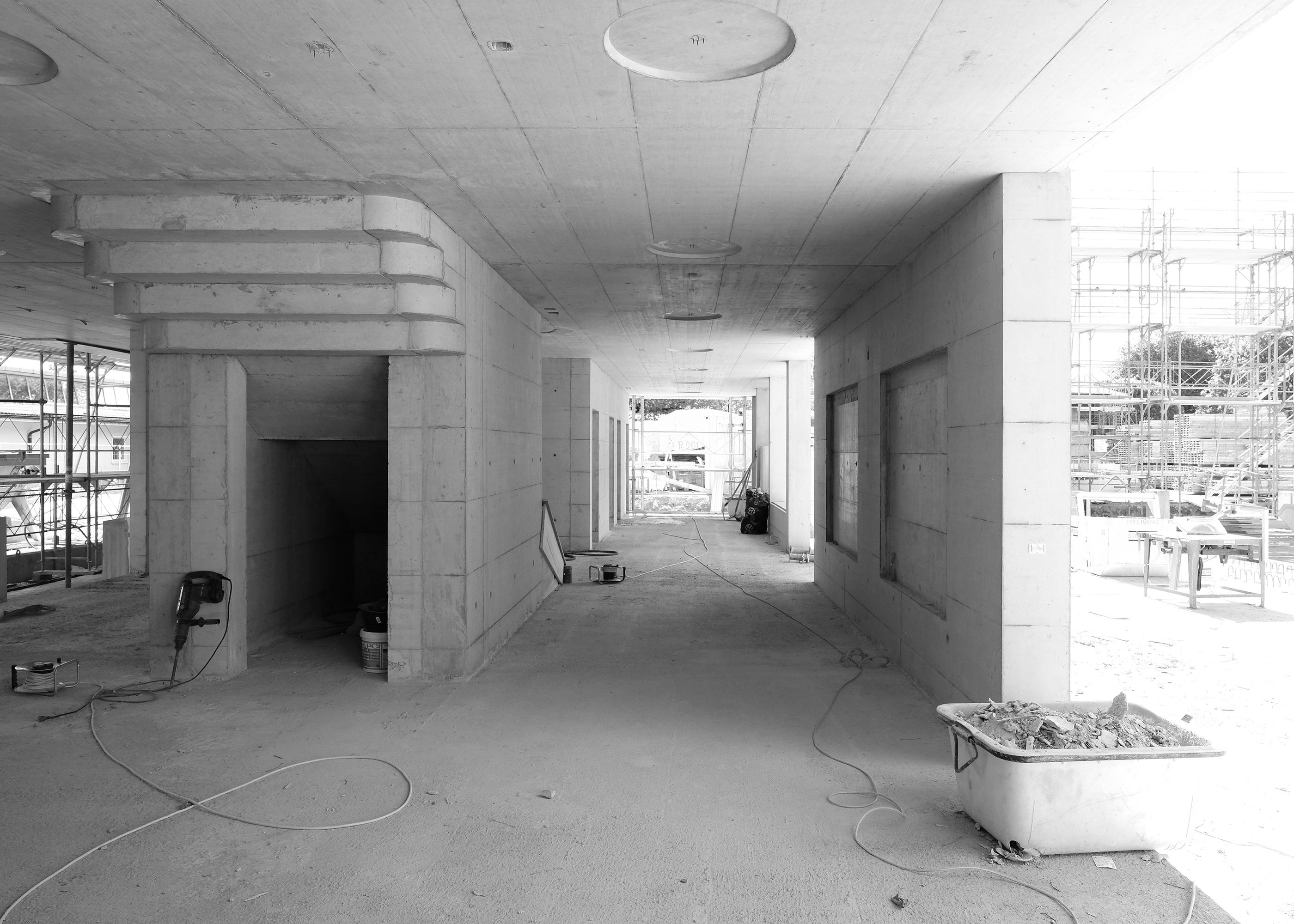 Baustellenfoto Schulhaus Kastels Grenchen Korridor Sporthalle