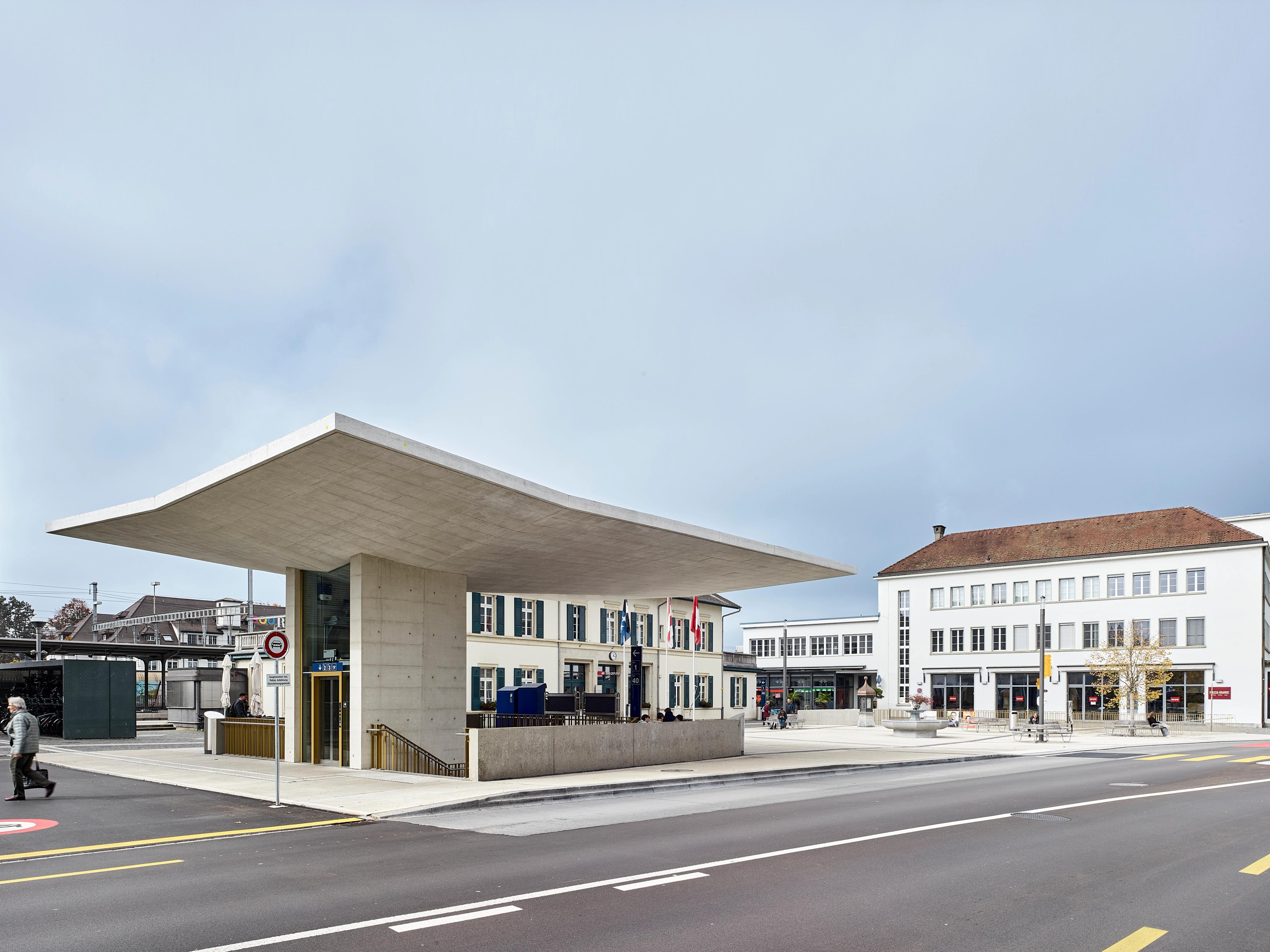 Bahnhofplatz Zofingen Sicht von Strasse auf neues Dach bei Tag