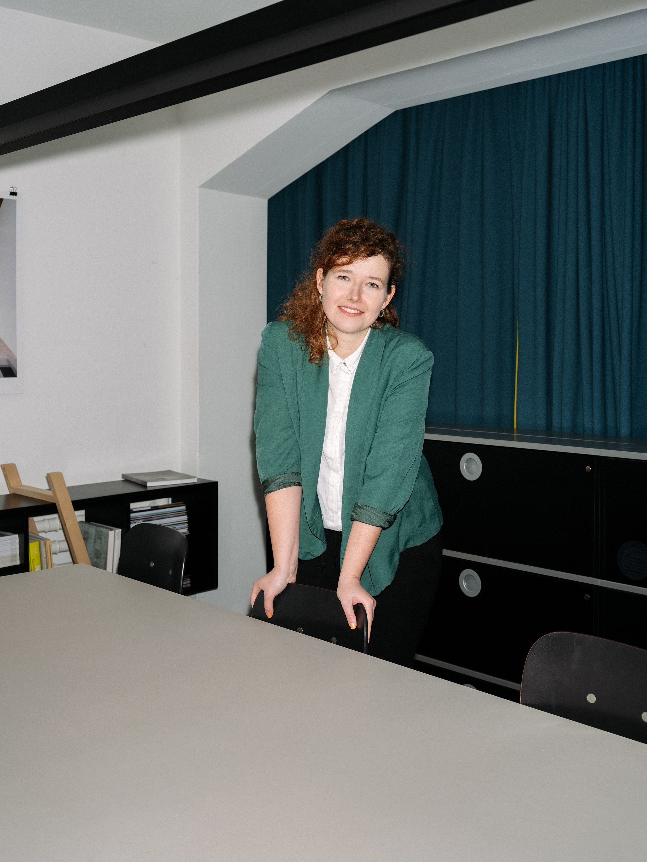 Hannah Becker stehend am Besprechungstisch