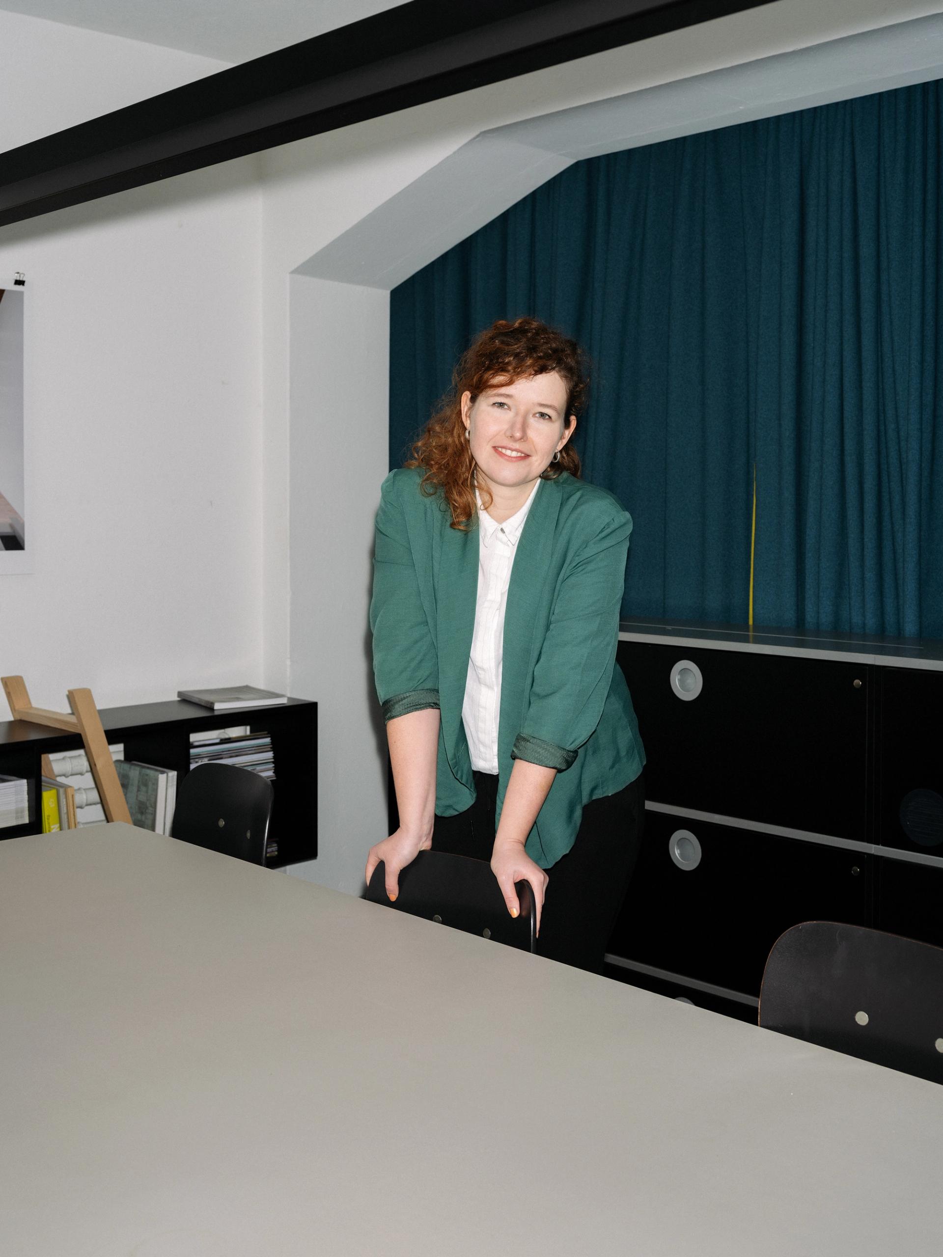 Hannah Becker stehend am Besprechungstisch