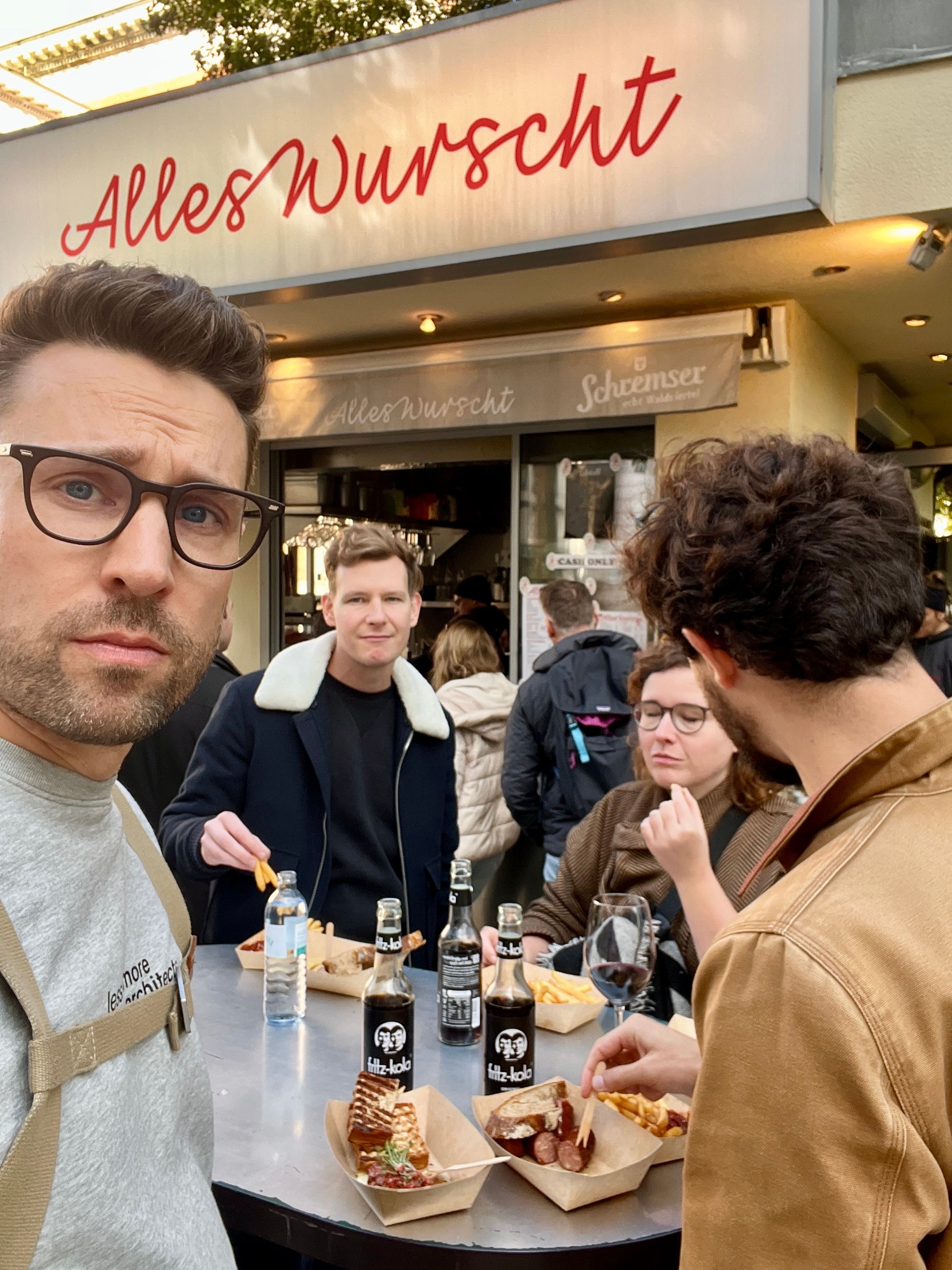 Büroreise Wien 2024 am Wurststand