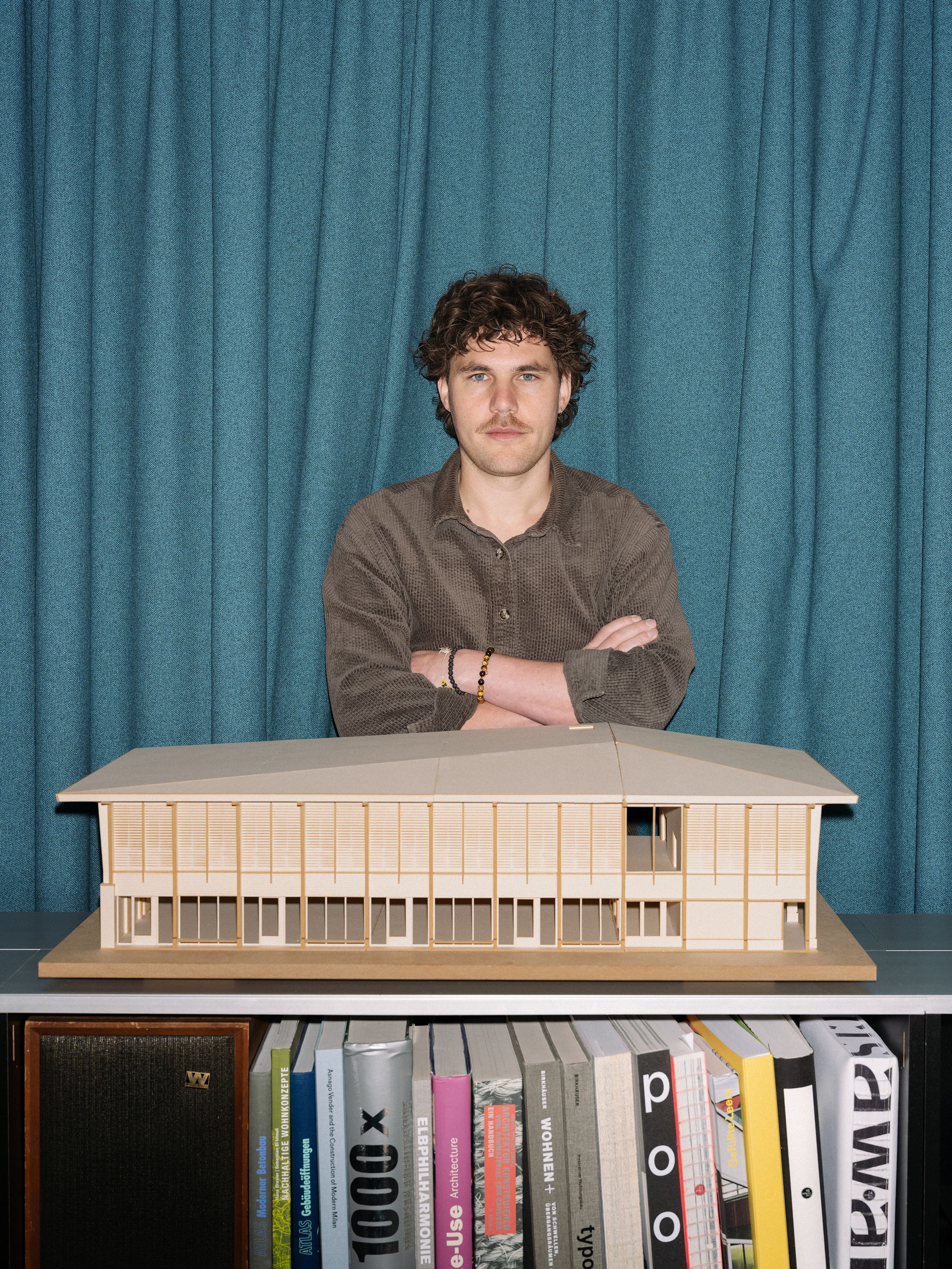 Samuel Arm stehend hinter dem Modell von Grenchen