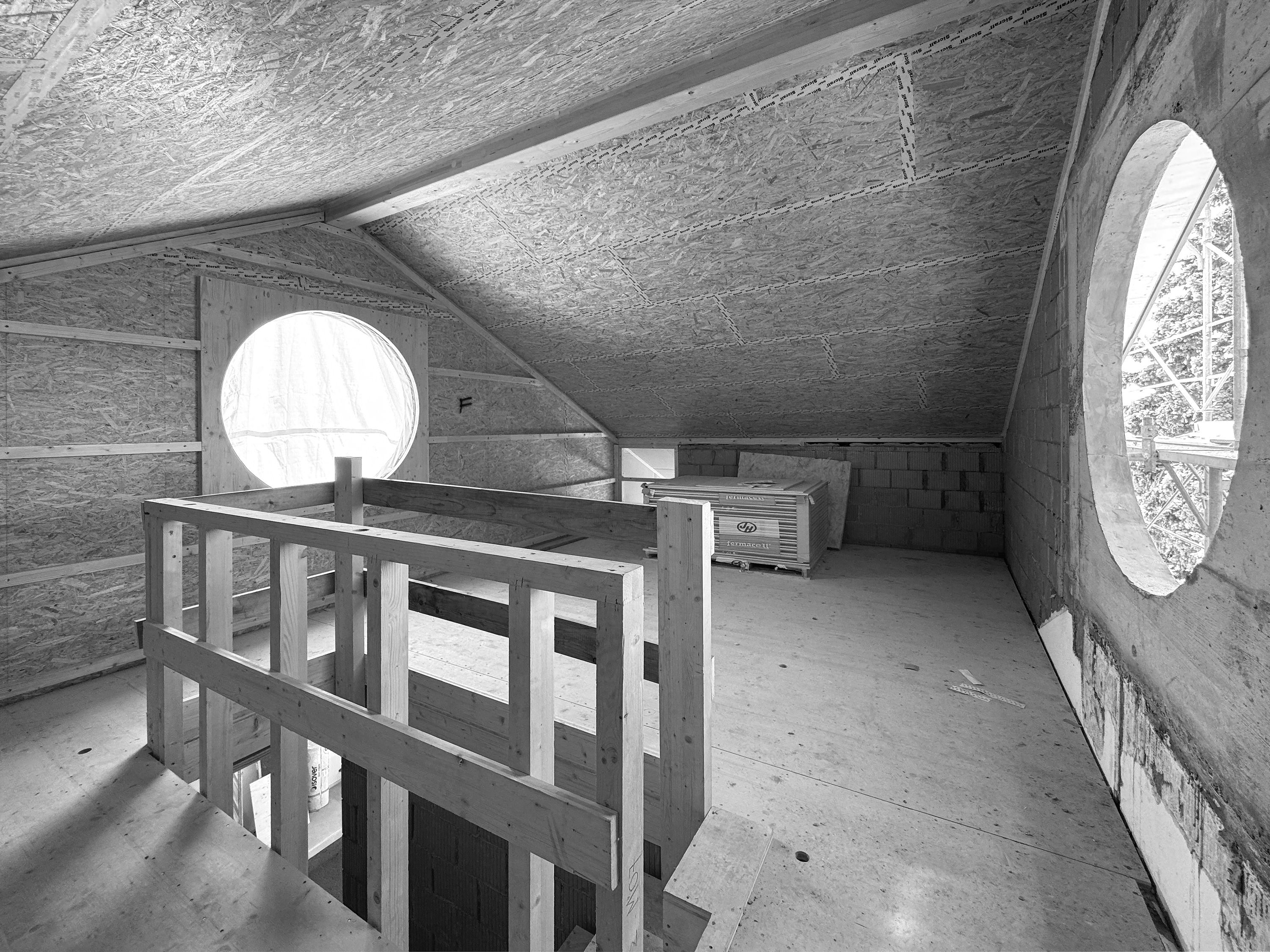 Aufstockung Dachgeschoss im Rohbau mit zwei runden Fensteröffnungen
