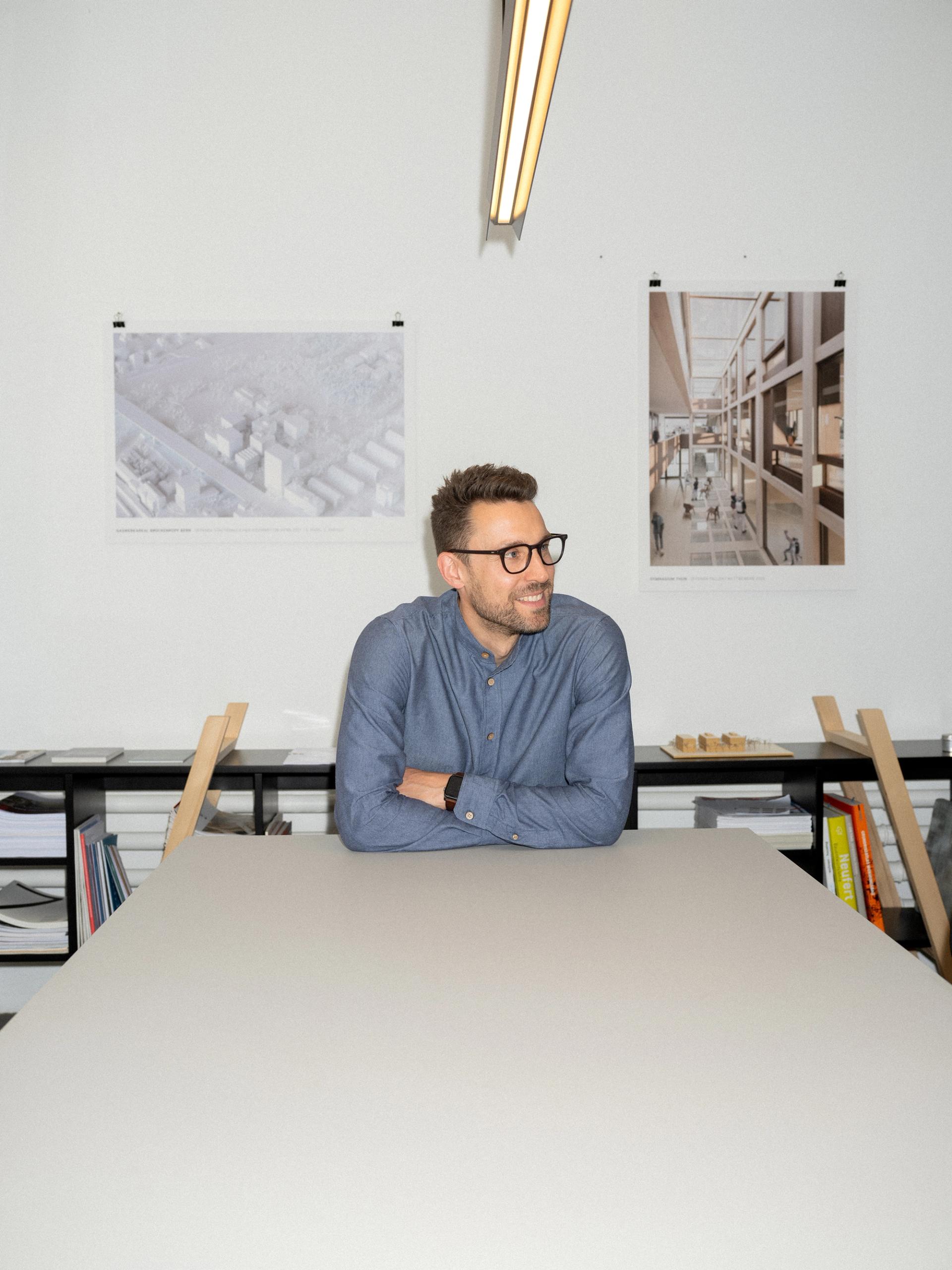 Fabian Michel sitzend am Besprechungstisch