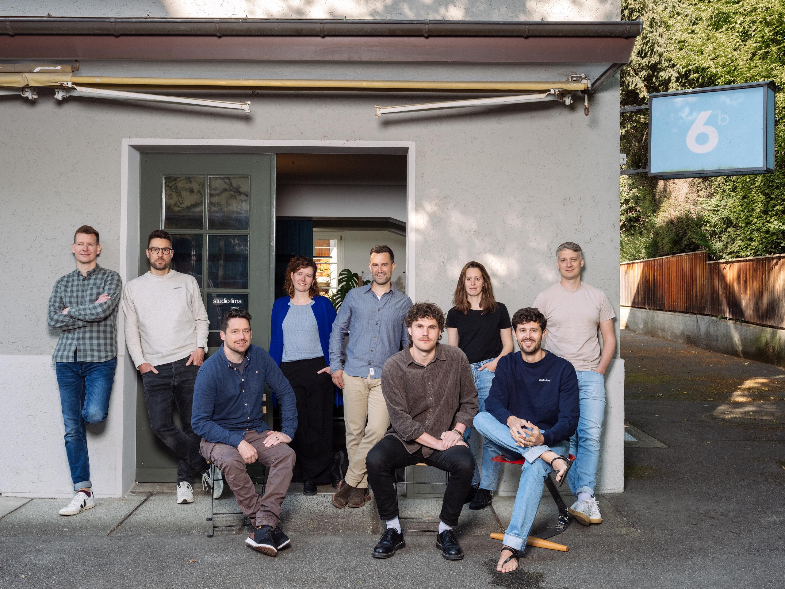 Teamfoto studio lima 2025 vor dem Büro, von links nach rechts Dominik, Fabian, Mario, Hannah, Stefan, Sam, Karin, Jean-Baptiste, Mathias