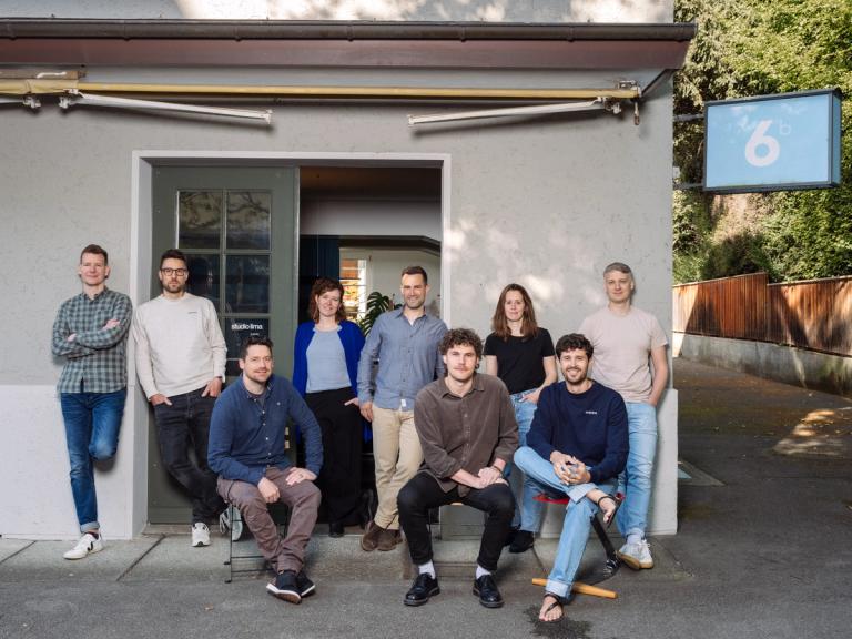 Teamfoto studio lima 2025 vor dem Büro, von links nach rechts Dominik, Fabian, Mario, Hannah, Stefan, Sam, Karin, Jean-Baptiste, Mathias