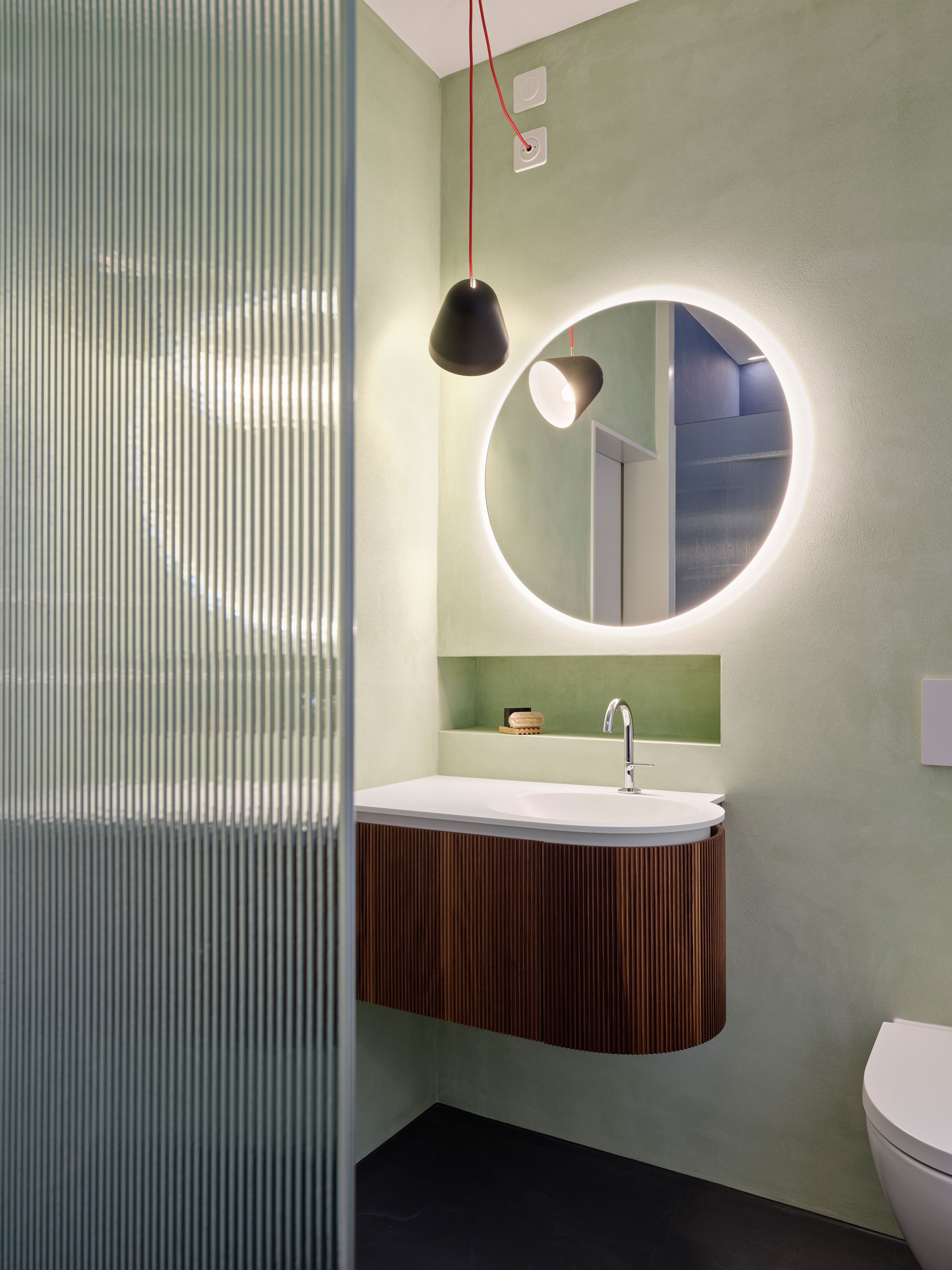 Badsanierung Hofwil neues Waschtischmöbel und Spiegel