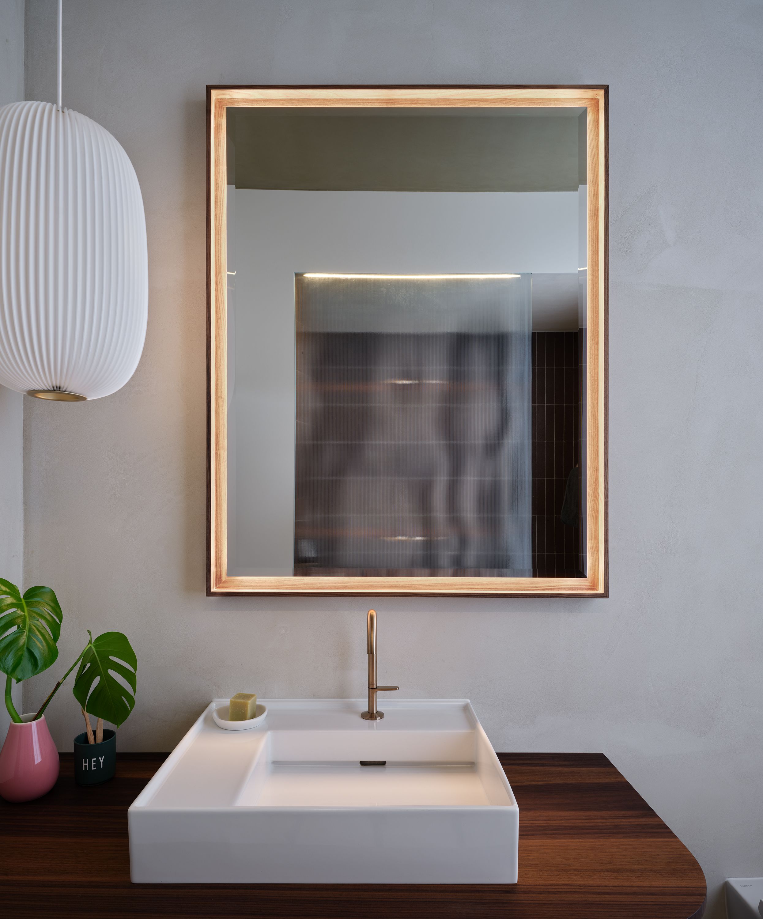 Badsanierung Hofwil neues Waschtischmöbel und Spiegel aus Nussbaum