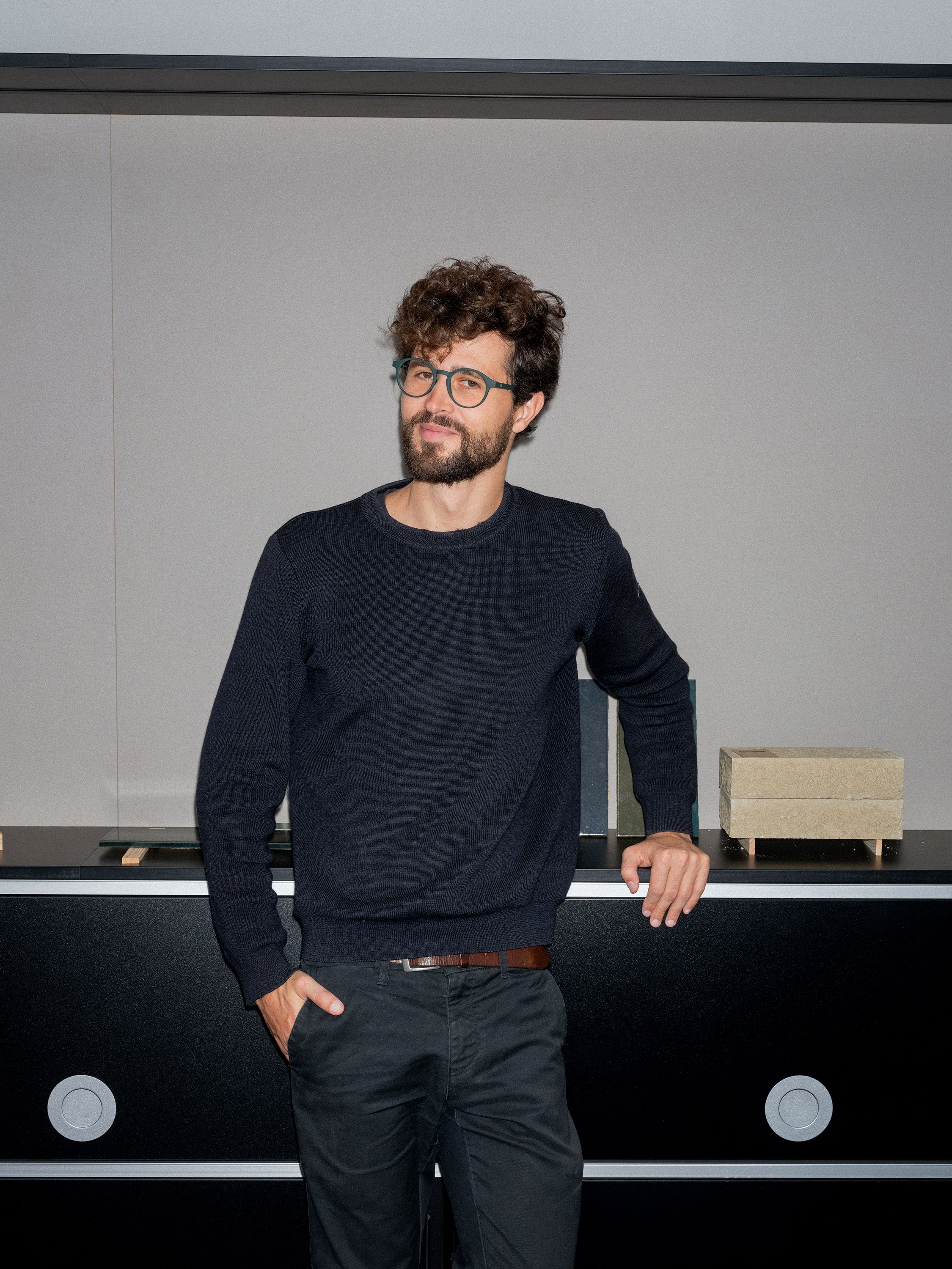 JB stehend an der Theke