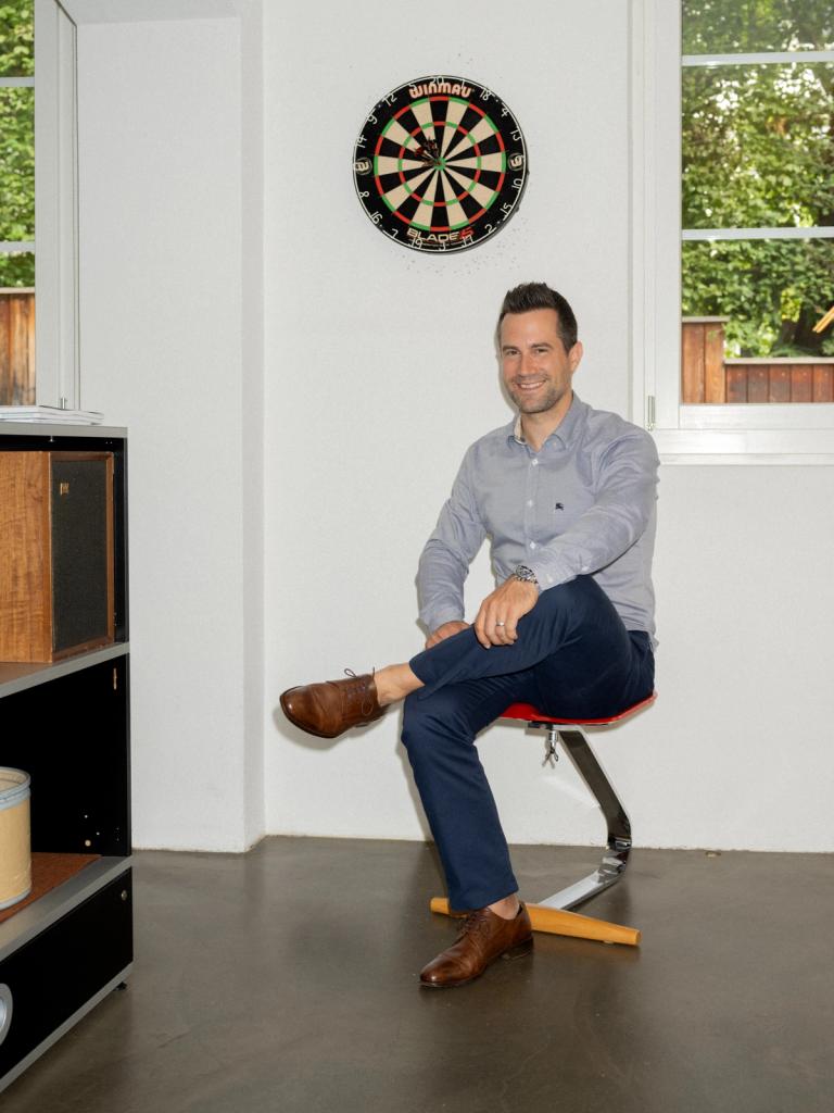 Stefan Weber sitzend auf Designerstuhl