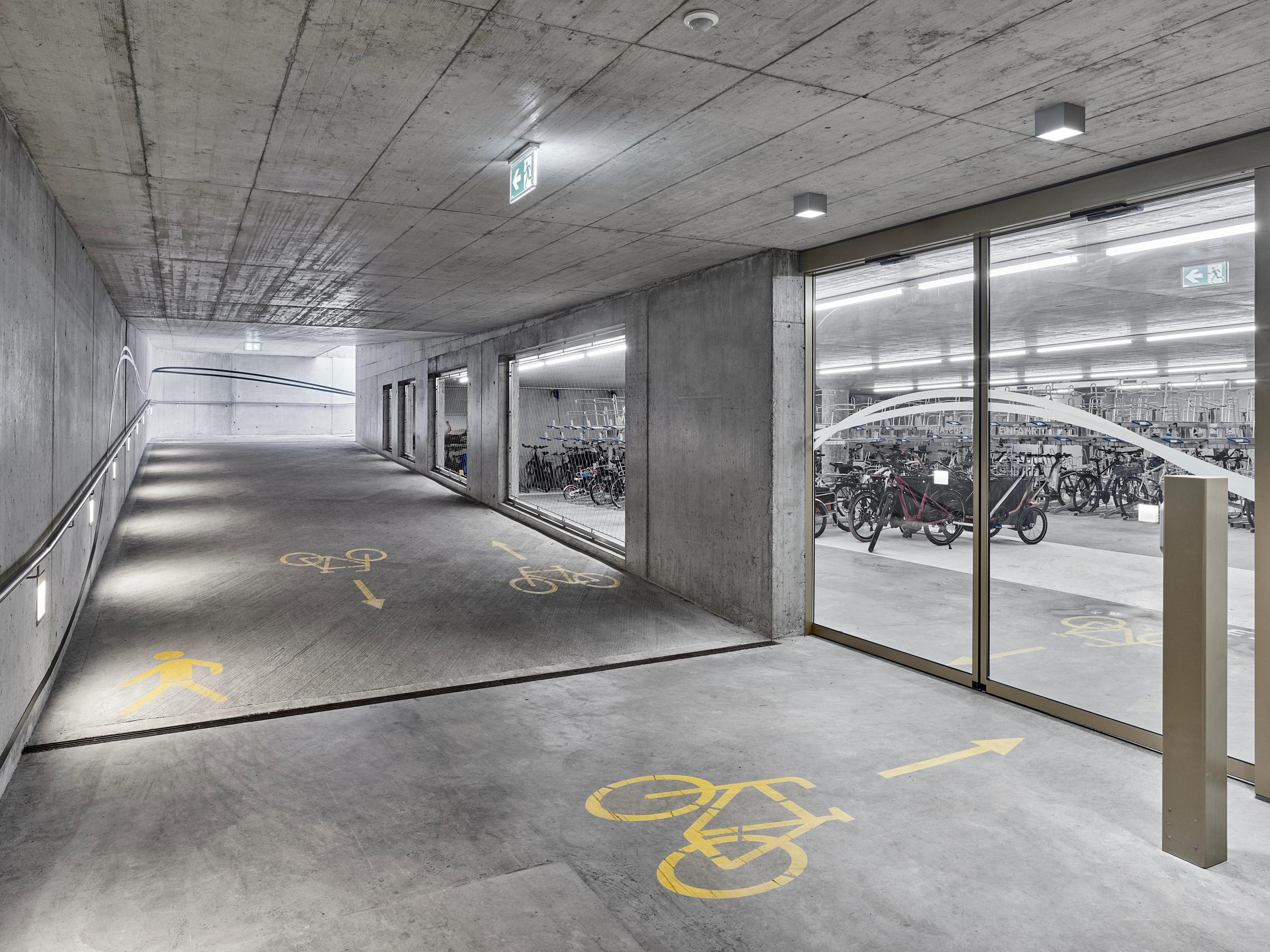 Bahnhofplatz Zofingen Sicht in Veloparking und auf Rampe