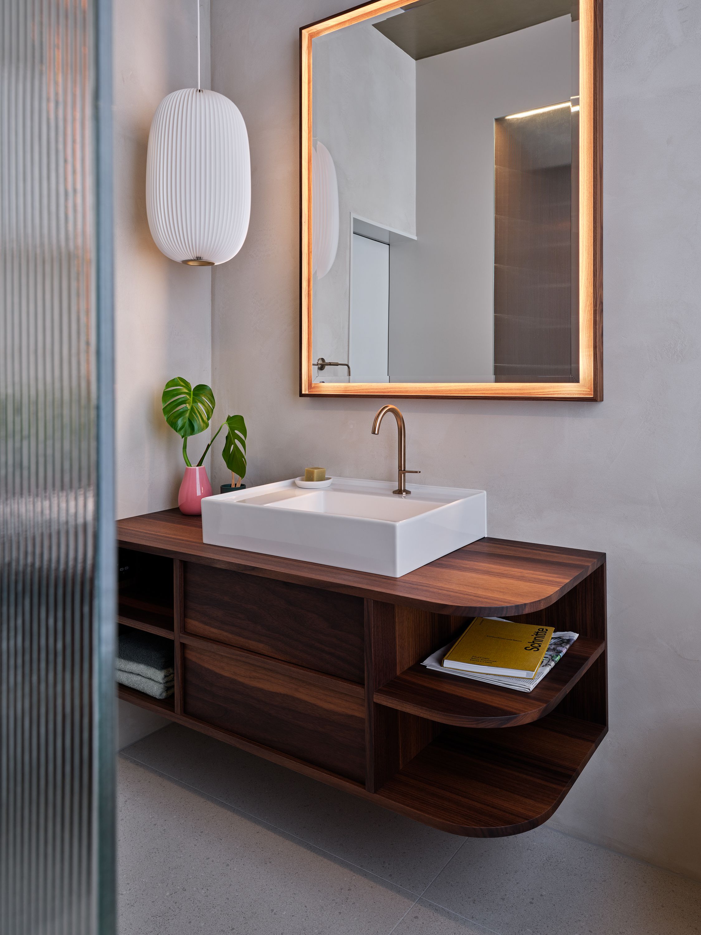 Badsanierung Hofwil neues Waschtischmöbel und Spiegel aus Nussbaum