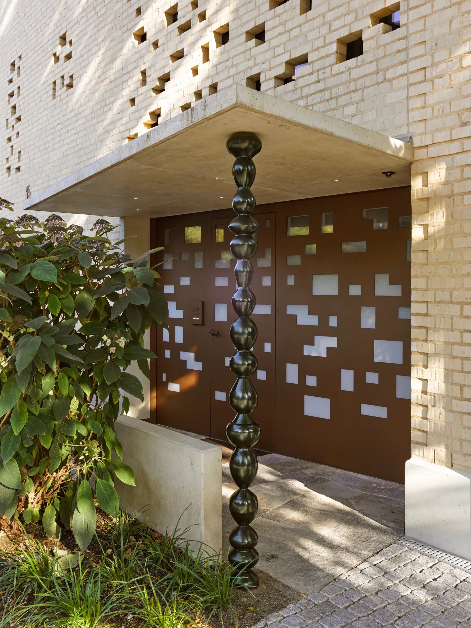 Fassade in Sichtbackstein beim Eingangsbereich mit Stahlstütze Villa Muri in Bern