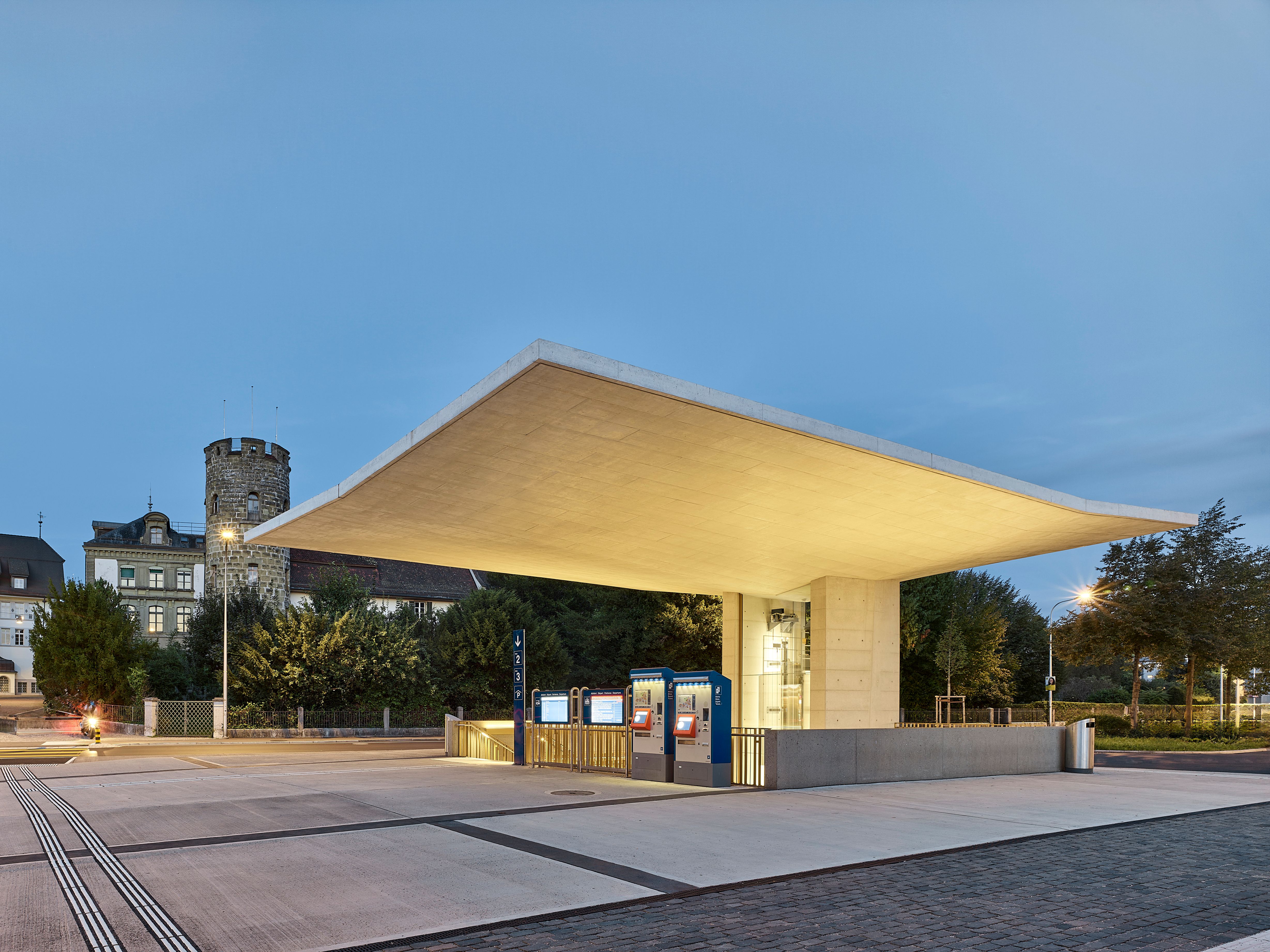 Bahnhofplatz Zofingen Sicht vom Platz auf neues Dach bei Dämmerung