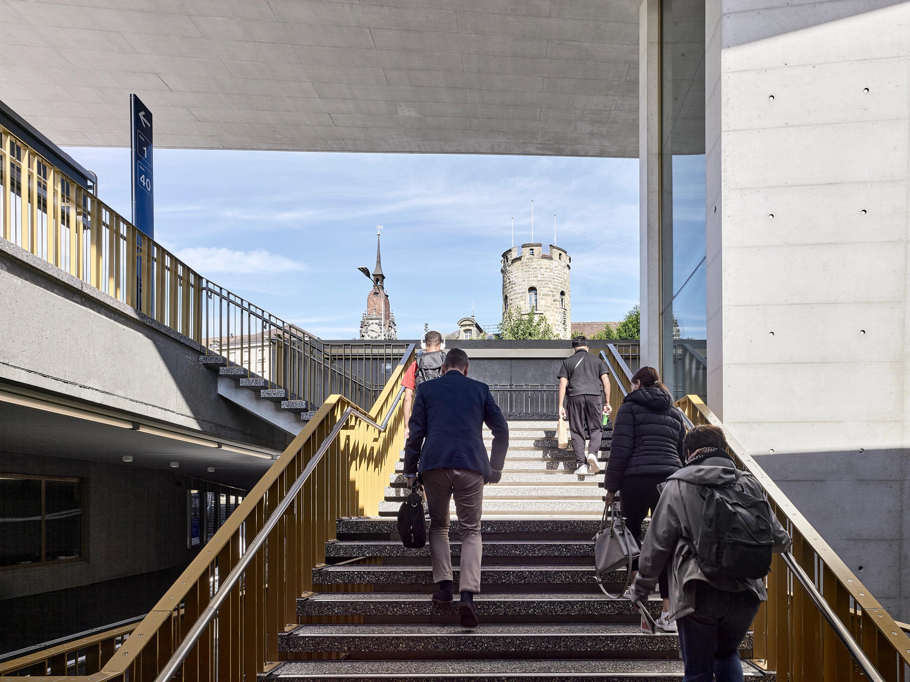 Bahnhofplatz Zofingen Sicht auf Treppe hinauf zur Altstadt