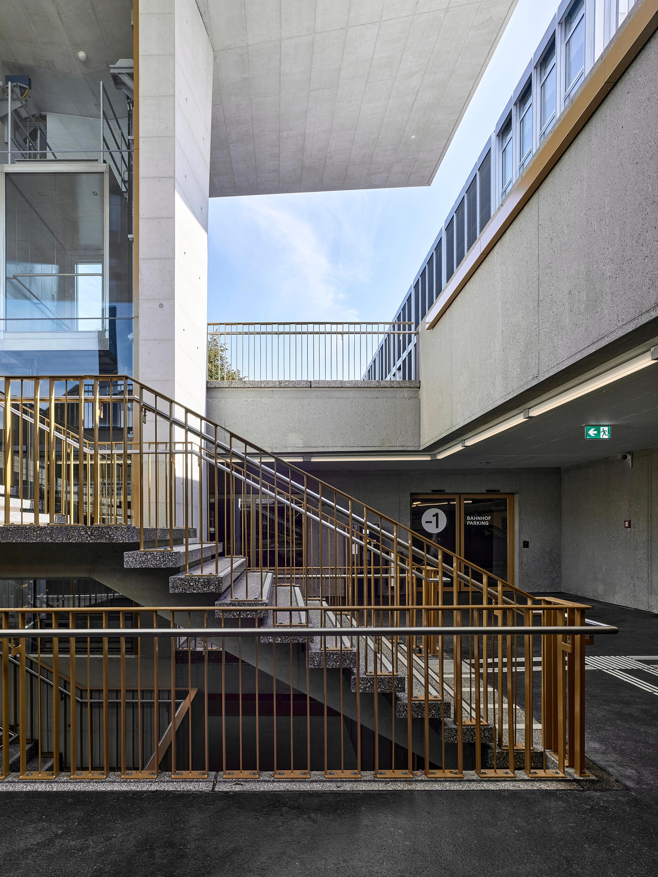 Bahnhofplatz Zofingen Sicht in Unterführung auf Treppe und Liftkern