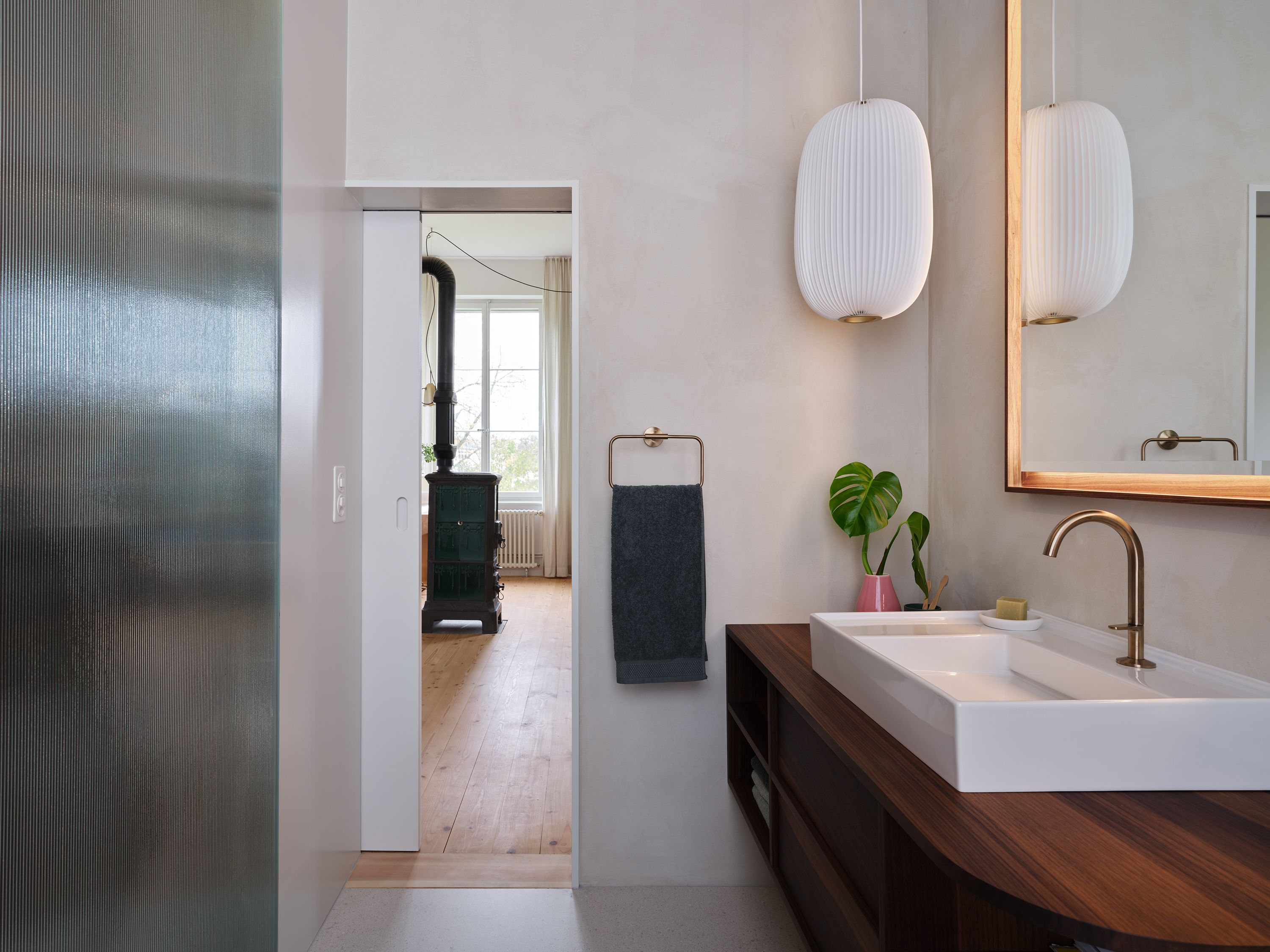 Badsanierung Hofwil neues Waschtischmöbel und Spiegel aus Nussbaum