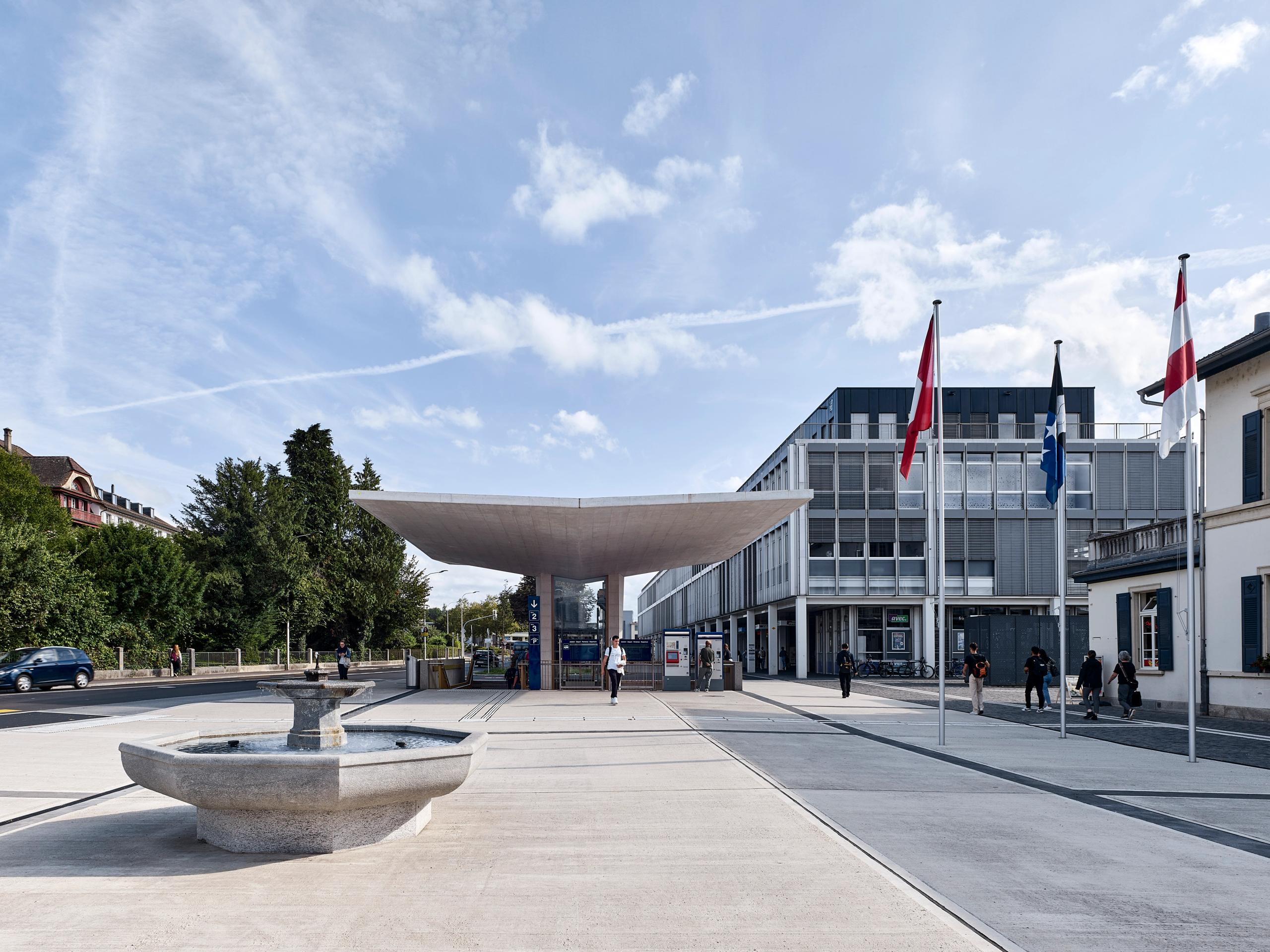 Bahnhofplatz Zofingen Sicht vom Platz auf neues Dach bei Tag