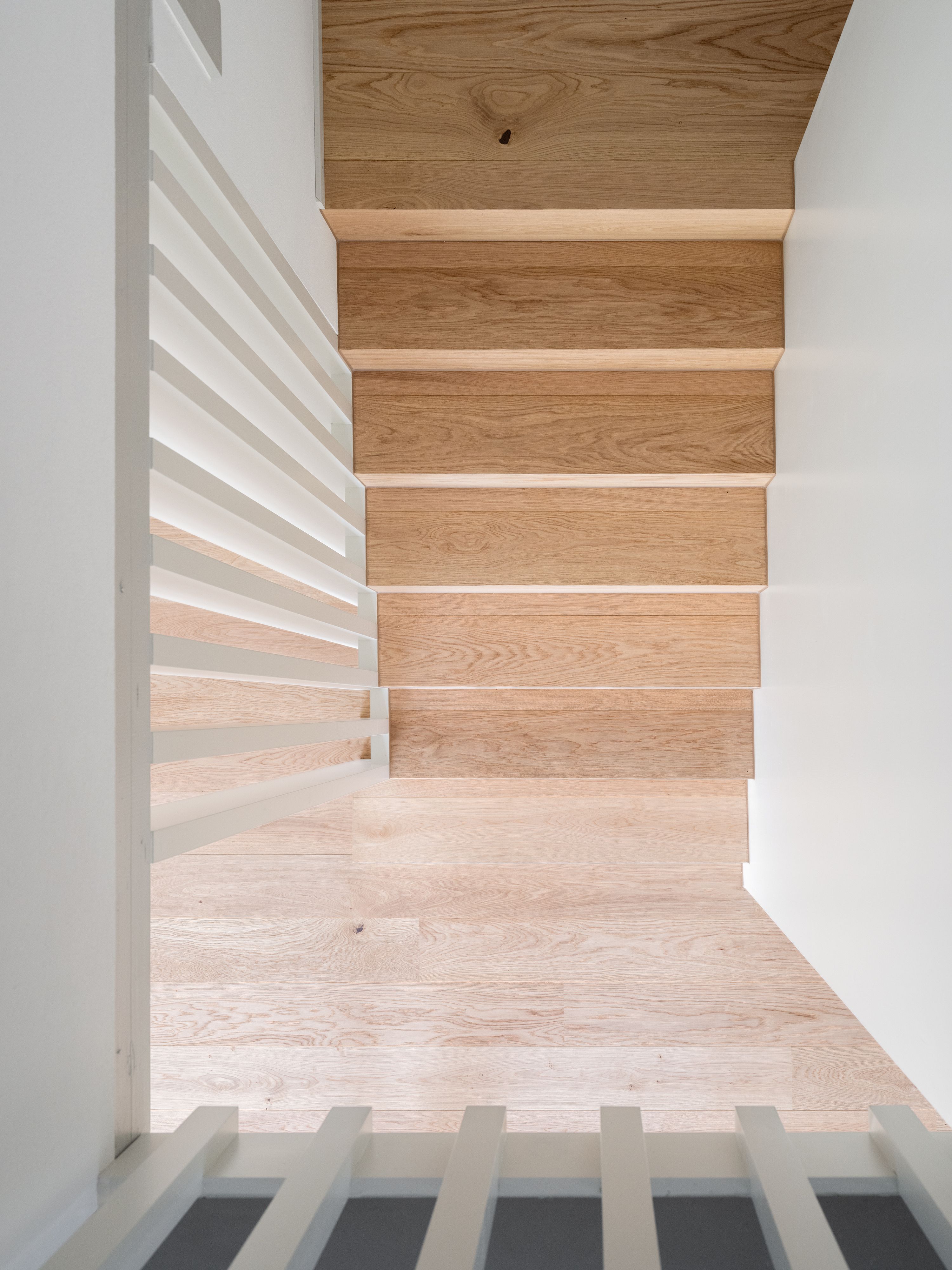 EFH Wohlen Blick von oben auf neue Treppe mit Sichtschutzlamellen