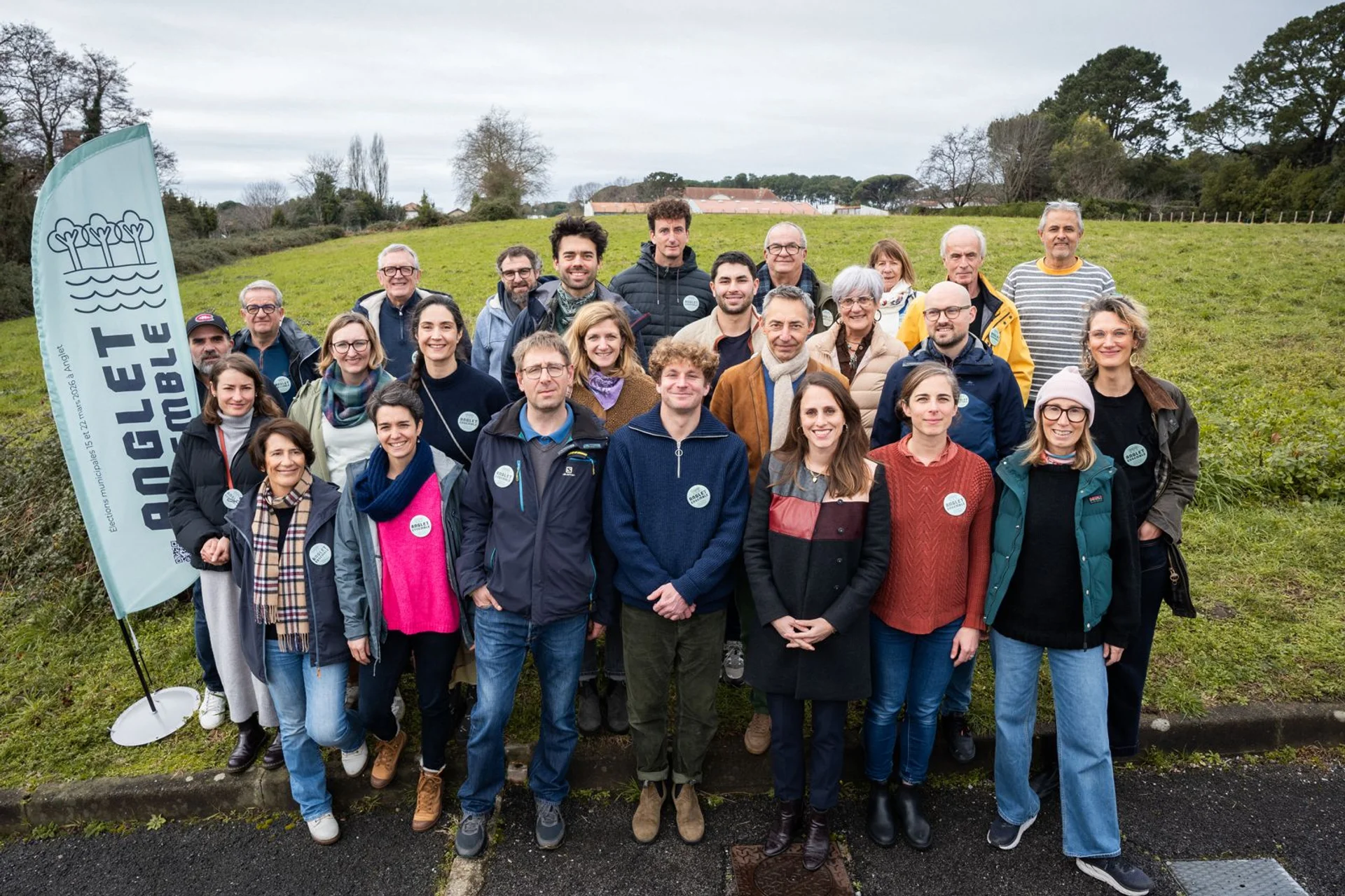 Membre de la liste Anglet Ensemble et des Angloys.es marchent sur les gradins du skatepark de la Barre à Anglet