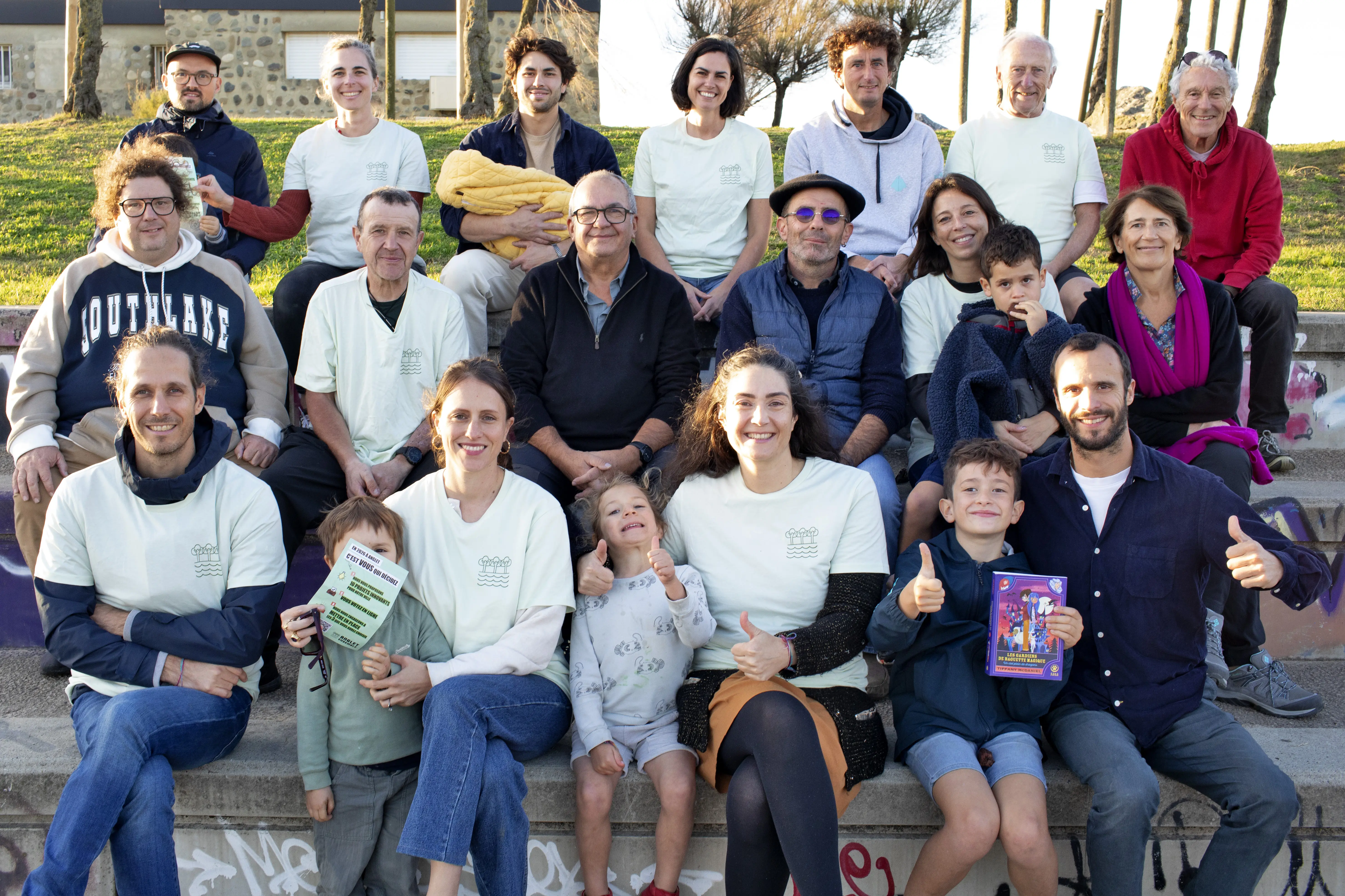 Angloys assient dans les gradins du skatepark de la Barre à Anglet